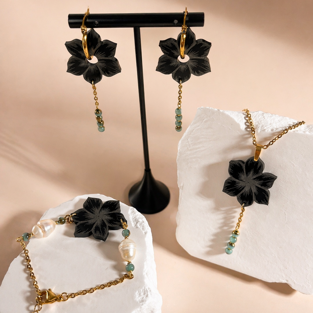 Boucles d’oreilles fleur noire en acier inoxydable – "Éclat de Tendresse"