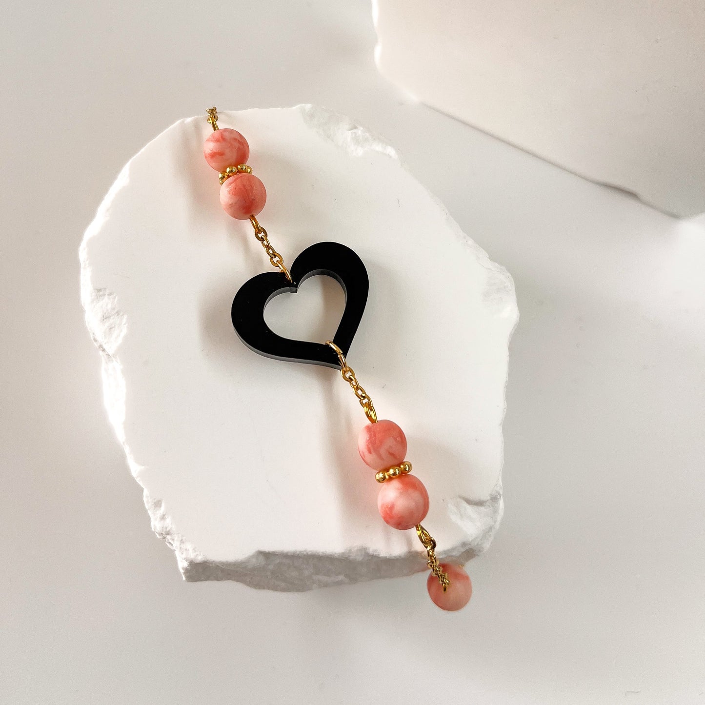 Bracelet chaîne en acier inoxidable et perles marbrées avec cœur noir en acrylique