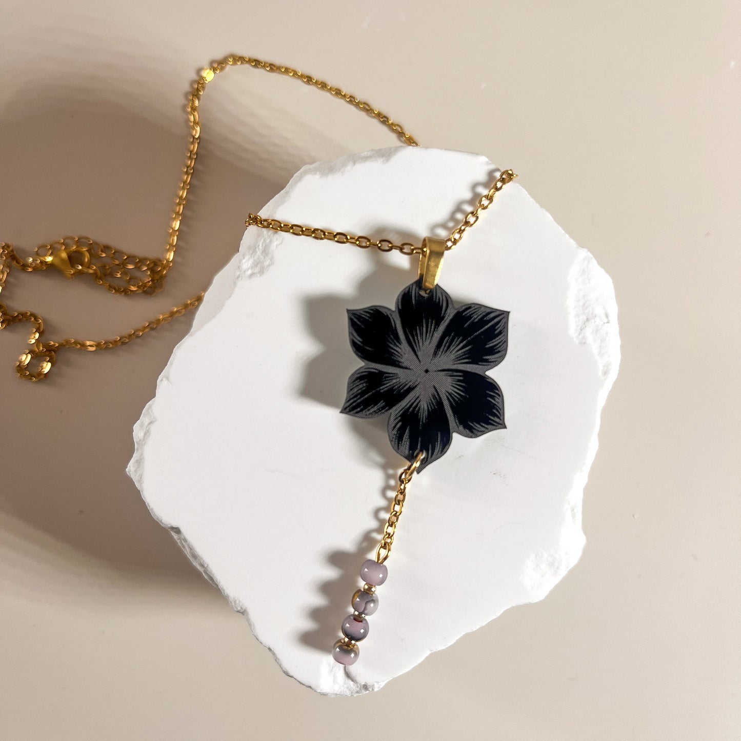 Collier fleur noire en acrylique et acier inoxydable-perles vertes - Douce présence