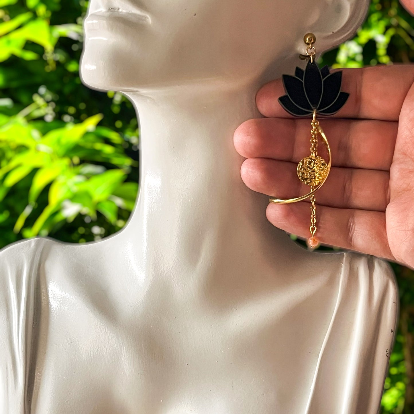 Boucles d’oreilles en acier inox doré, fleur de lotus et pierre de soleil -" élévation douce"