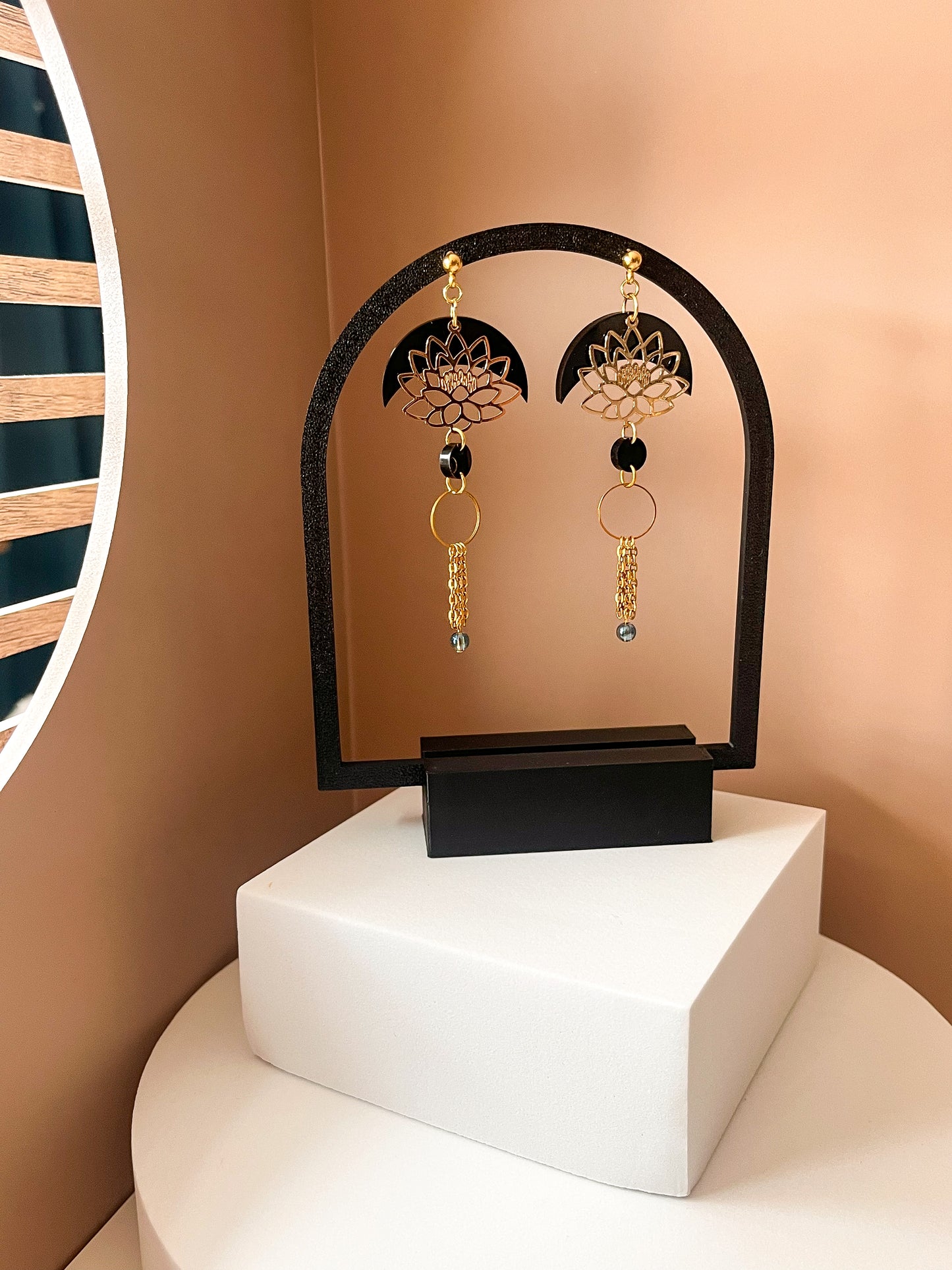 Boucles d’oreilles en acier inox doré, fleur de lotus et pierre de aqua aura – Rayonnement intérieur