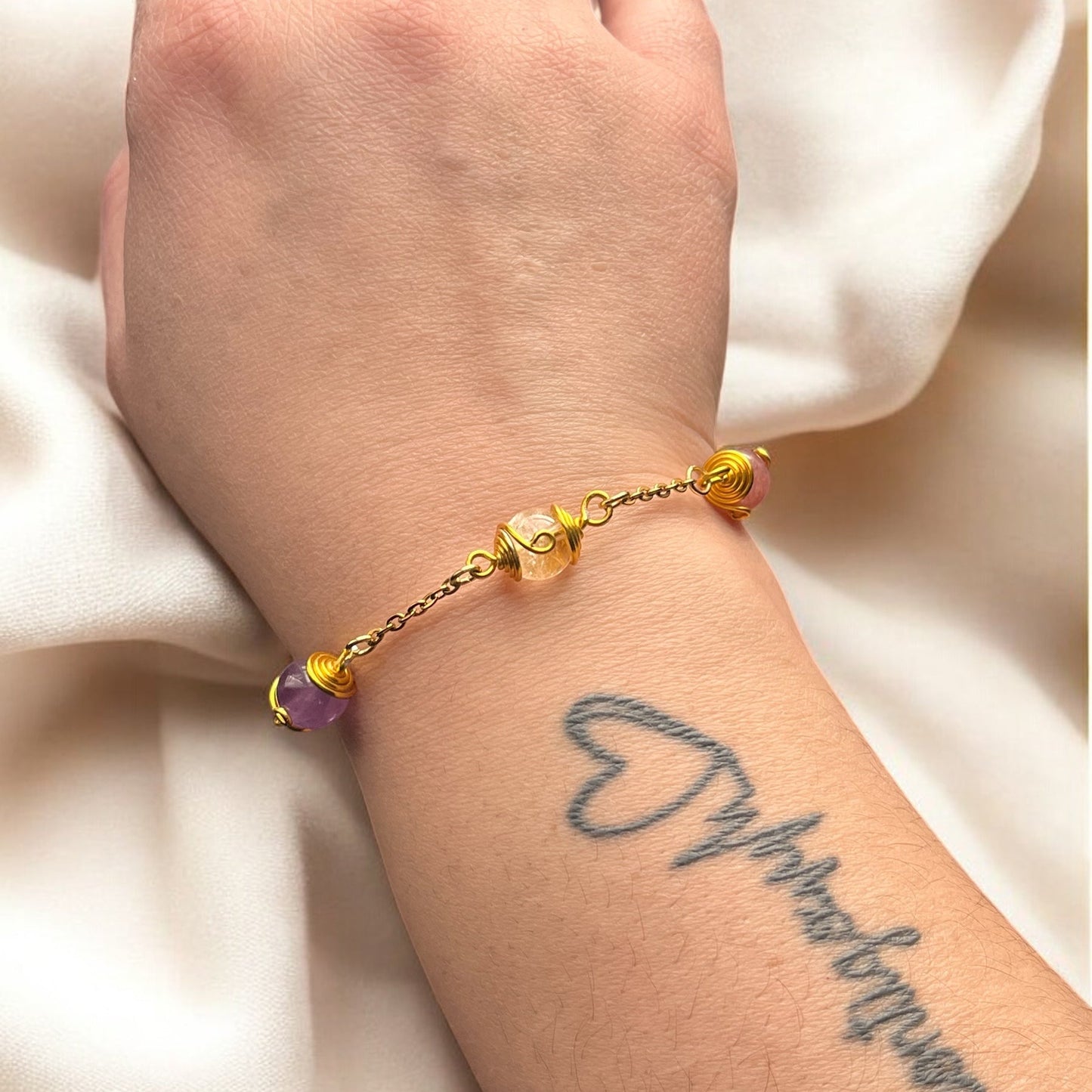 Bracelet en cacoxénite et fil doré – “Intuition dorée”
