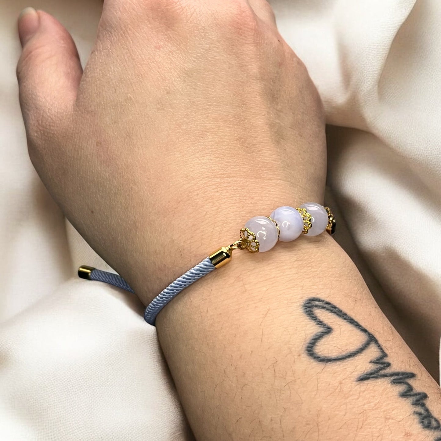 Bracelet en nylon bleu ciel et pierres de calcédoine bleue