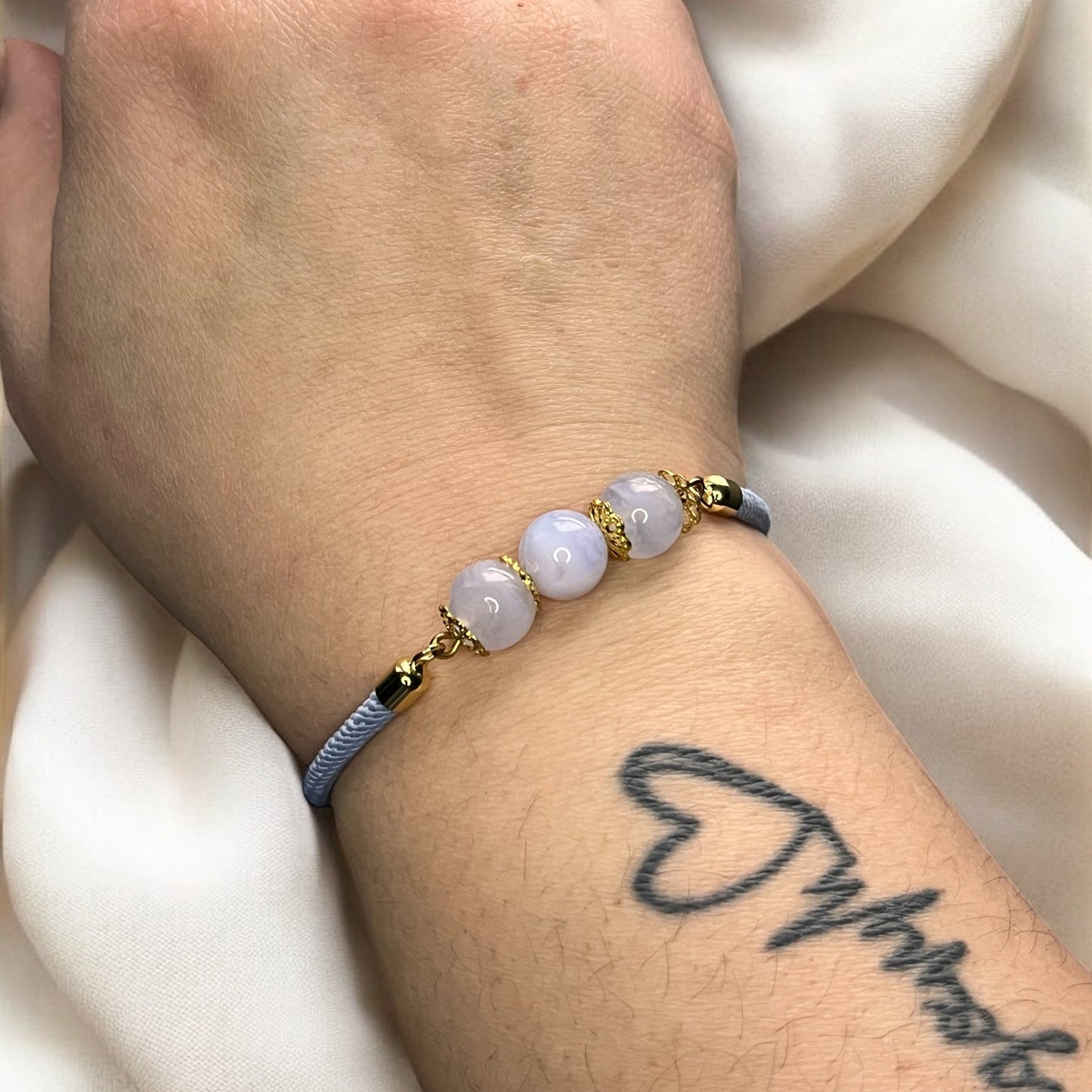 Bracelet en nylon bleu ciel et pierres de calcédoine bleue