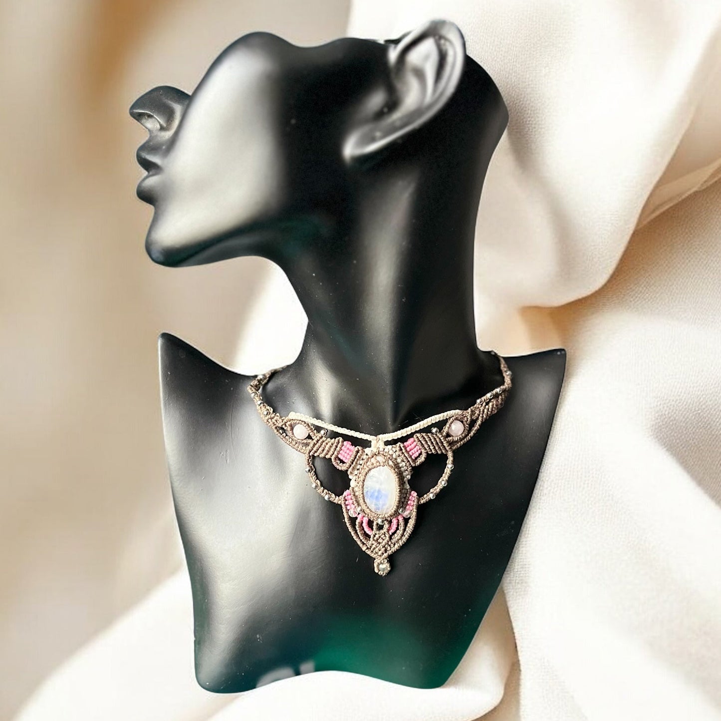Collier Ajustable en Macramé avec Pierre de Lune Arc-en-Ciel et Perles de Quartz