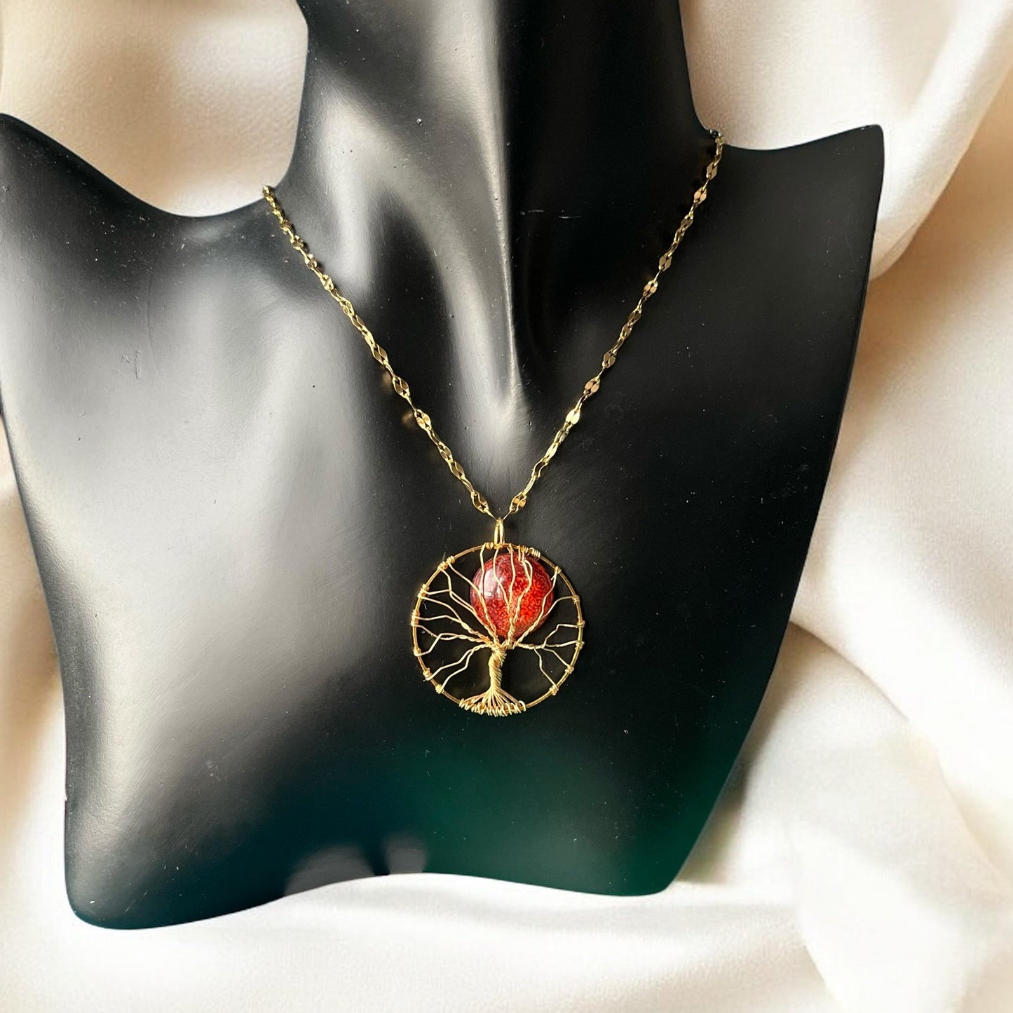 Collier doré arbre de vie et coucher de soleil en résine (2)