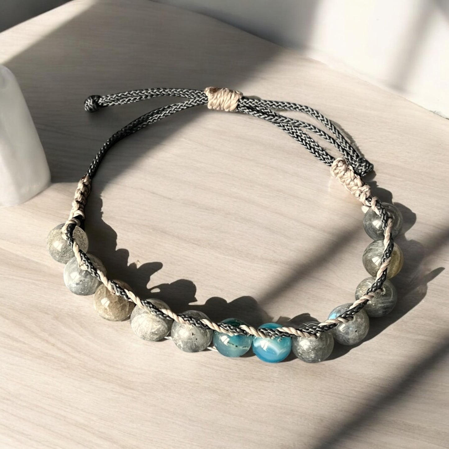 đ· Bracelet « Ăquilibre Serein » â Labradorite & Agate Bleue teintĂ©e