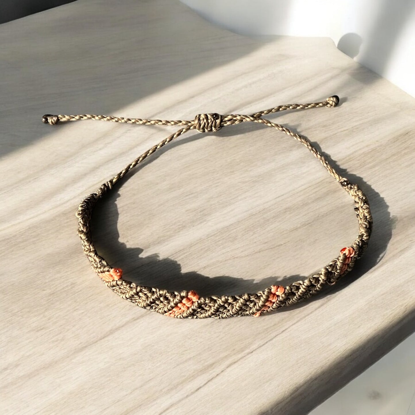 đ
Bracelet « Soleil Tribal » â MacramĂ© Marron & Saumon