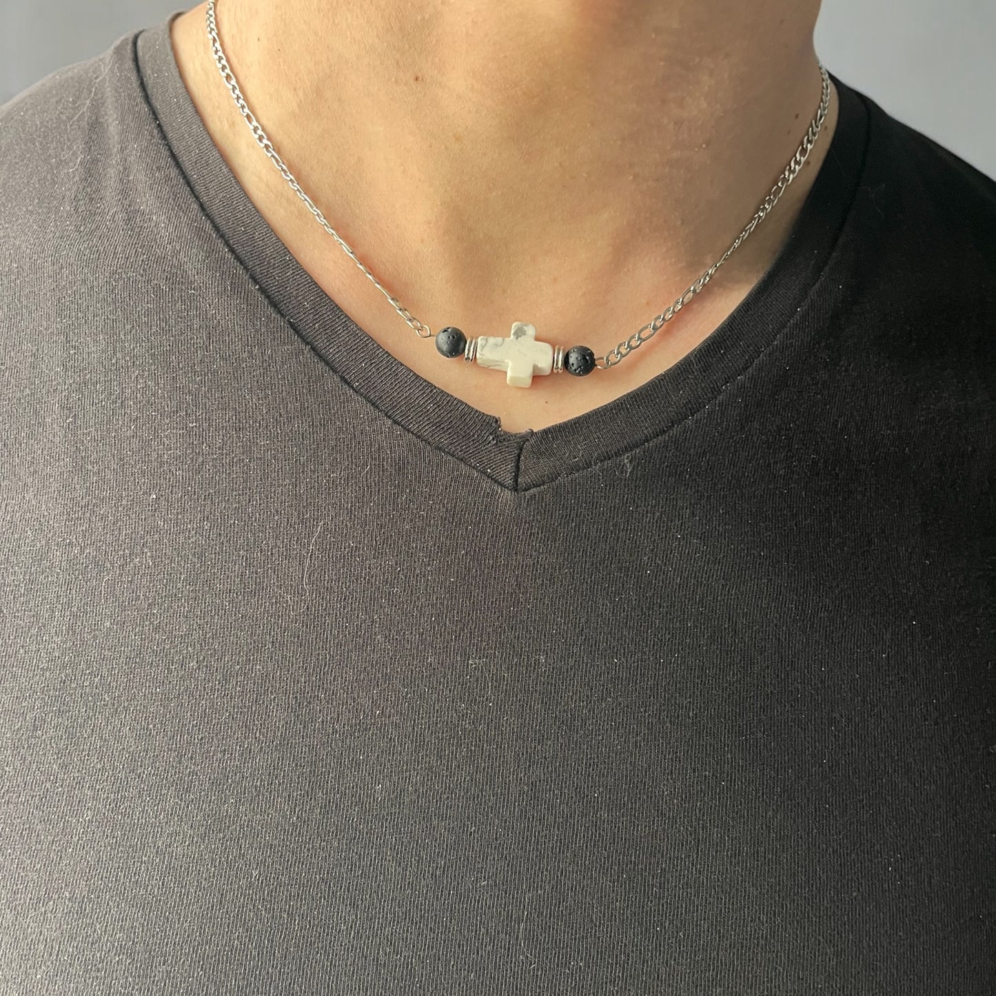 Collier– Maille Acier Inox avec Croix en Howlite et Perles de Lave Noire