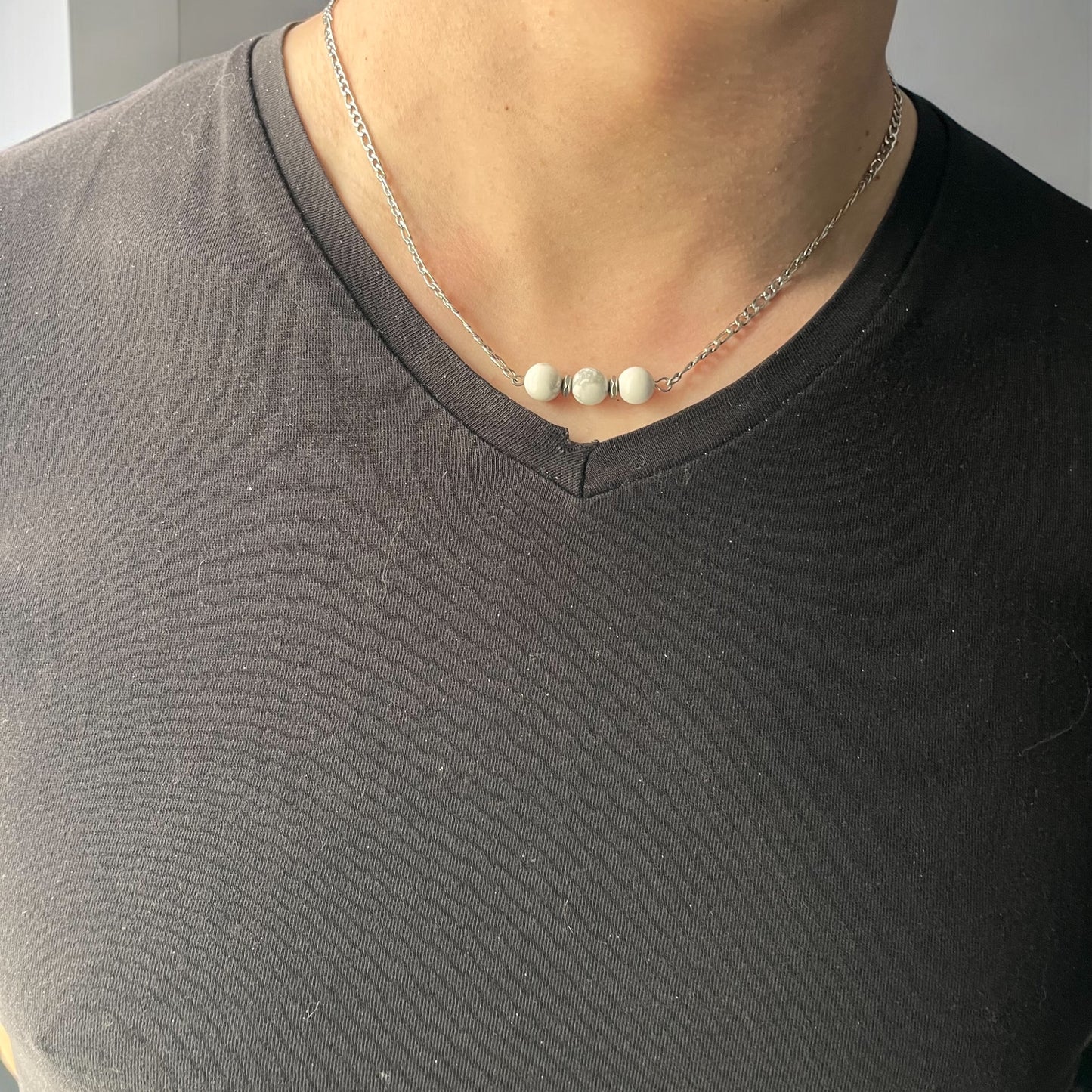 Collier en maille acier inox avec perles de howlite blanche