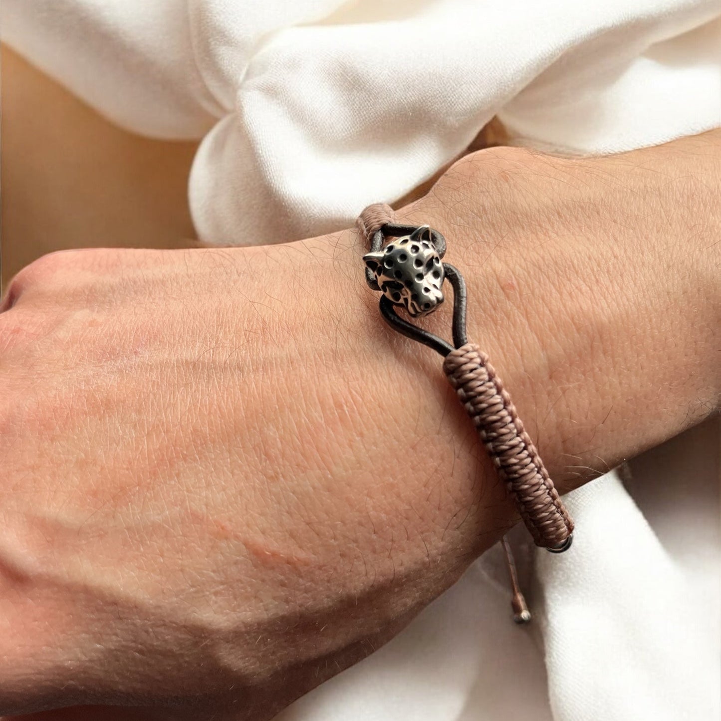 Instinct Sauvage – Bracelet en cuir & micromacramé avec tête de léopard