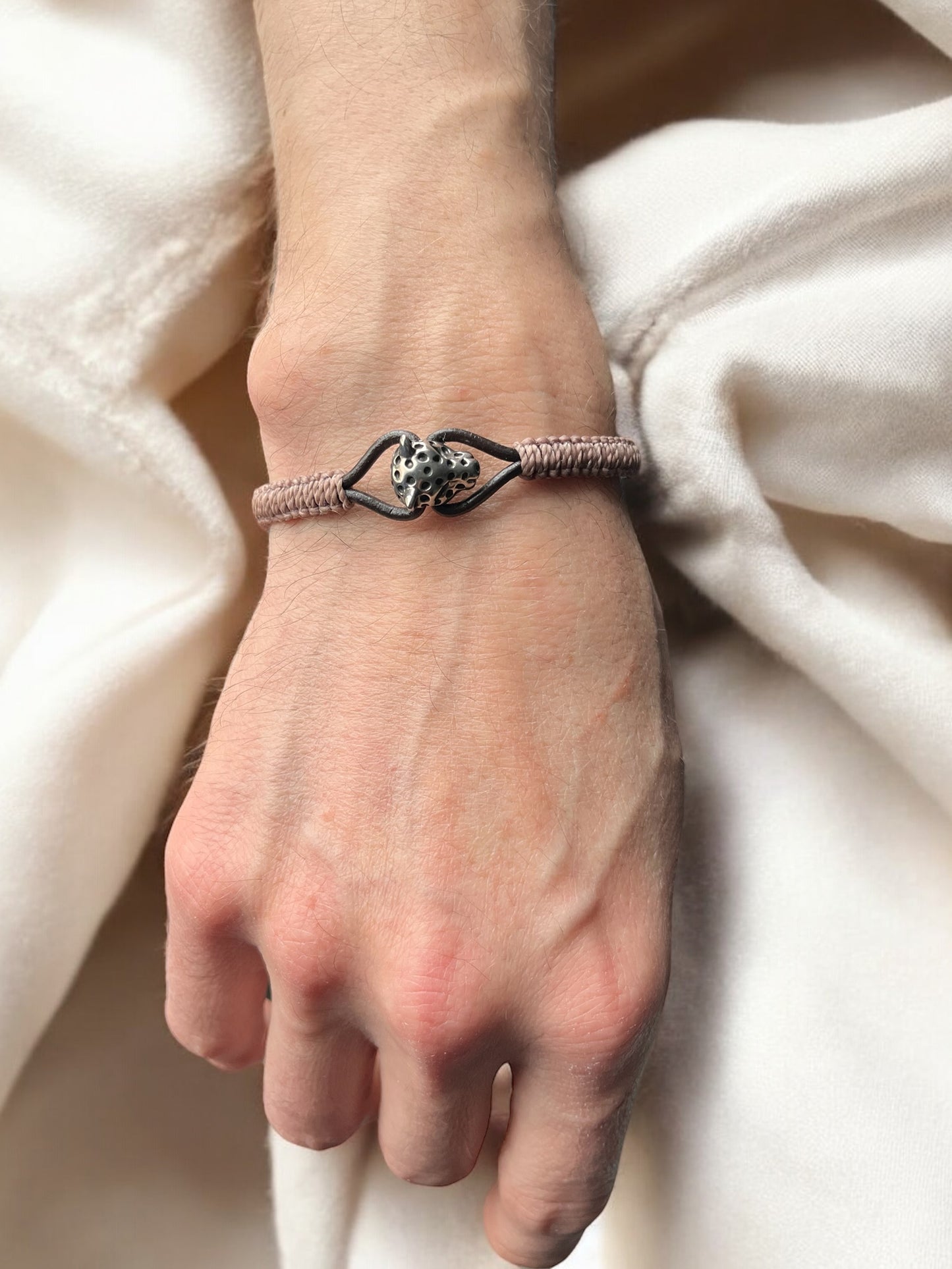 Instinct Sauvage – Bracelet en cuir & micromacramé avec tête de léopard