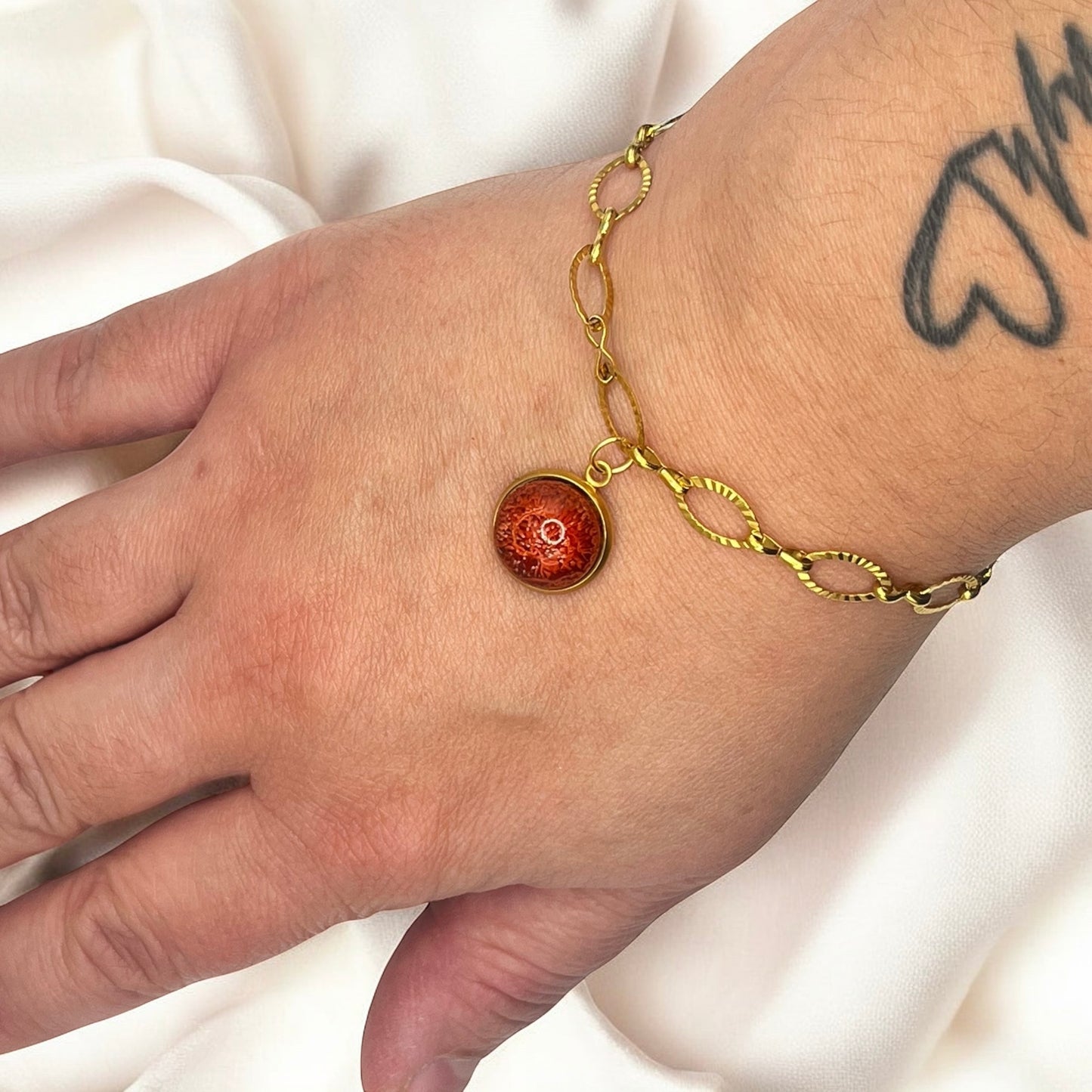Bracelet en Chaîne Dorée avec Pendentif Cabochon en Résine (5)
