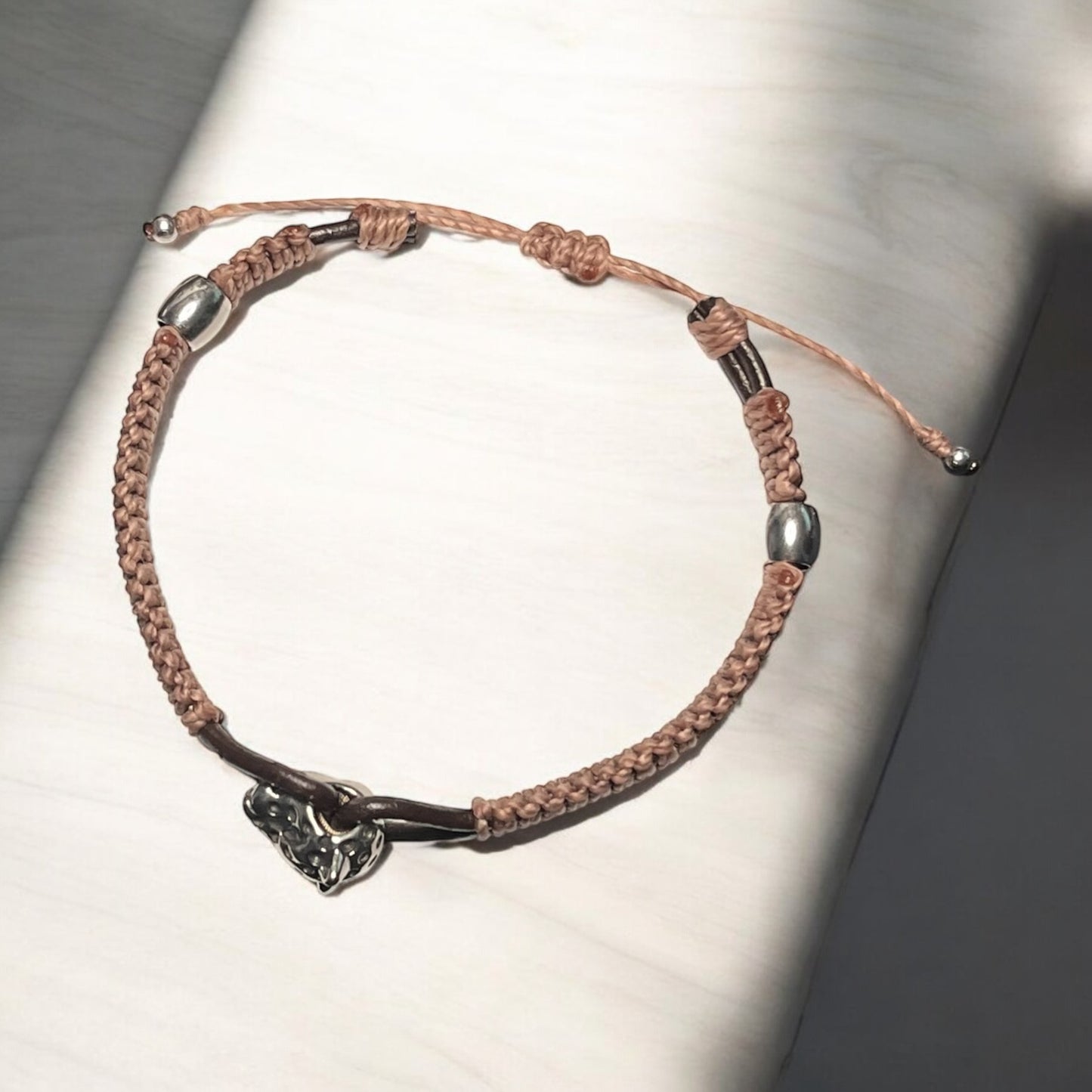 Instinct Sauvage – Bracelet en cuir & micromacramé avec tête de léopard