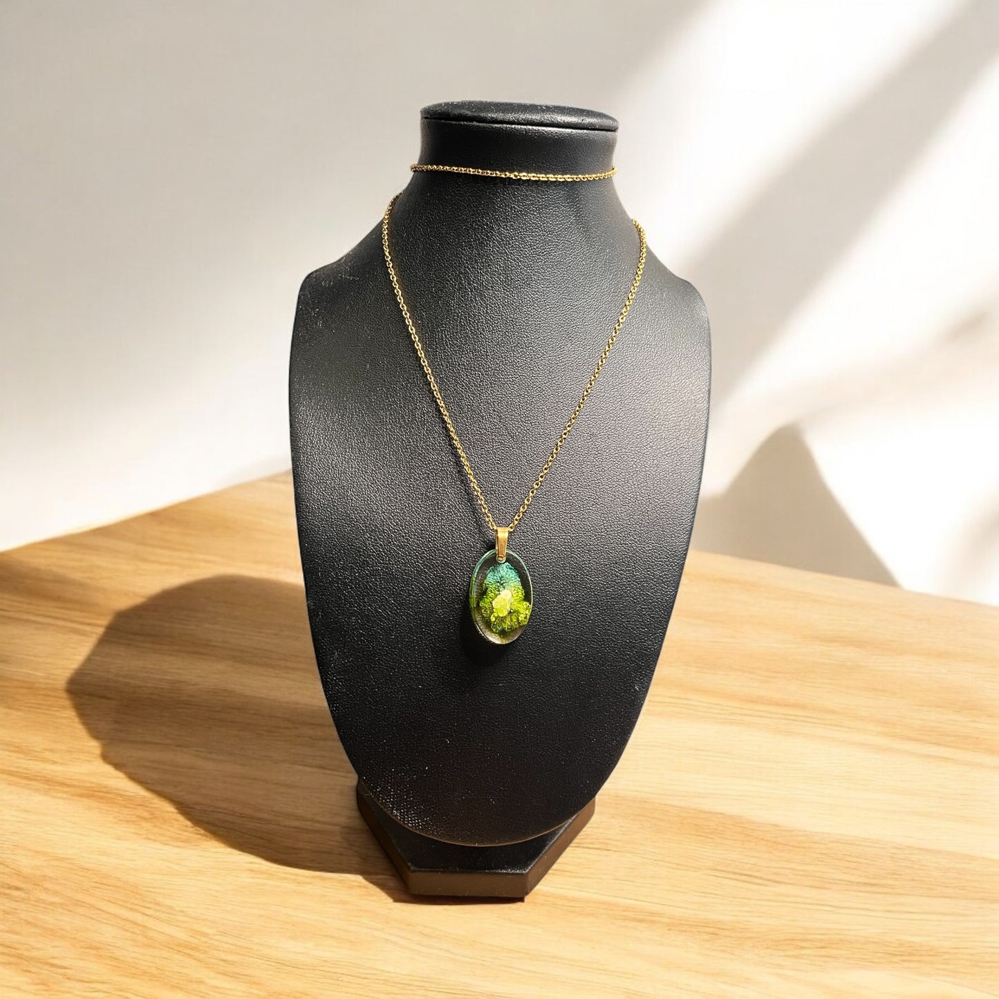Collier en chaine doré et son pendentif de résine (7)