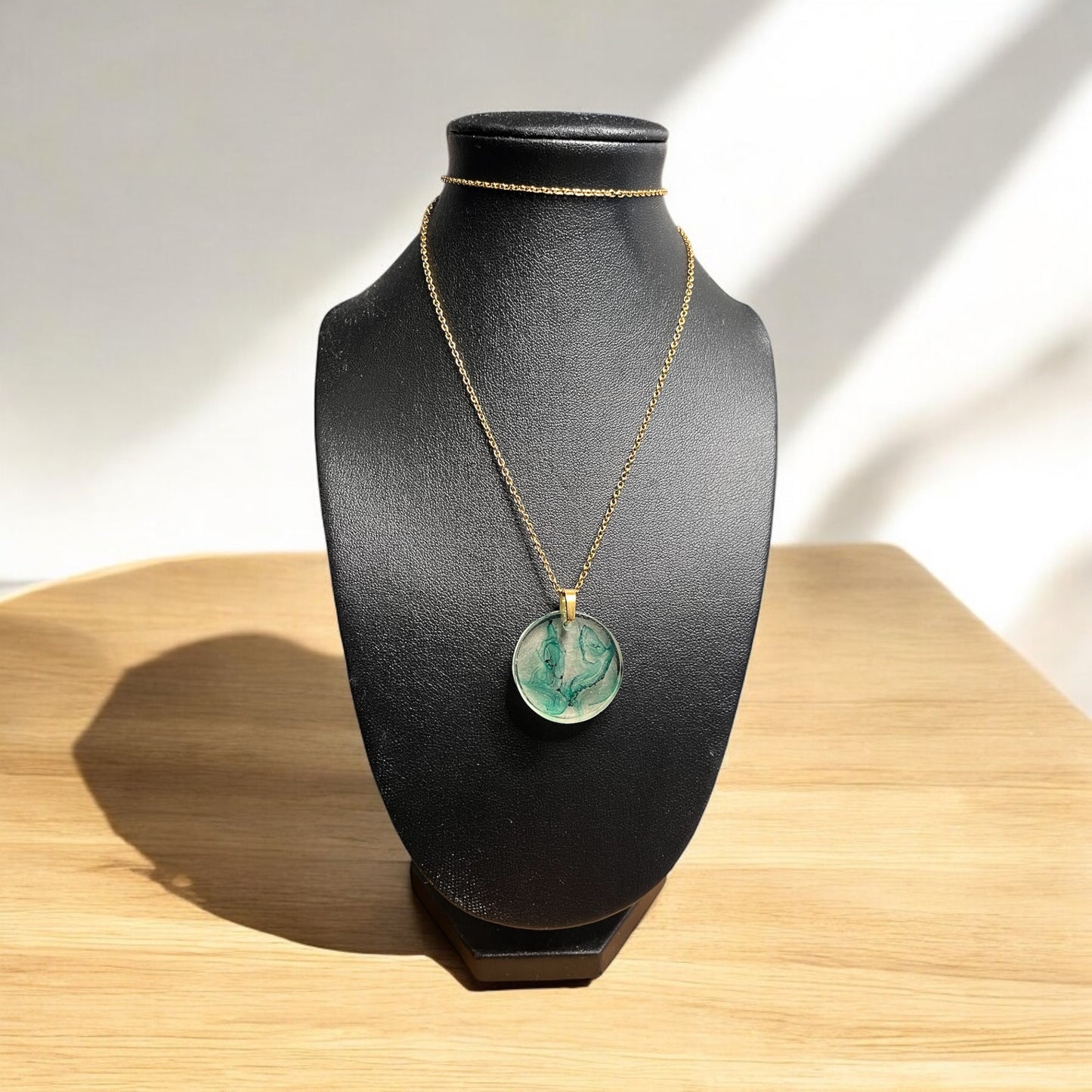 Collier pendentif rond en résine effet vert (8)