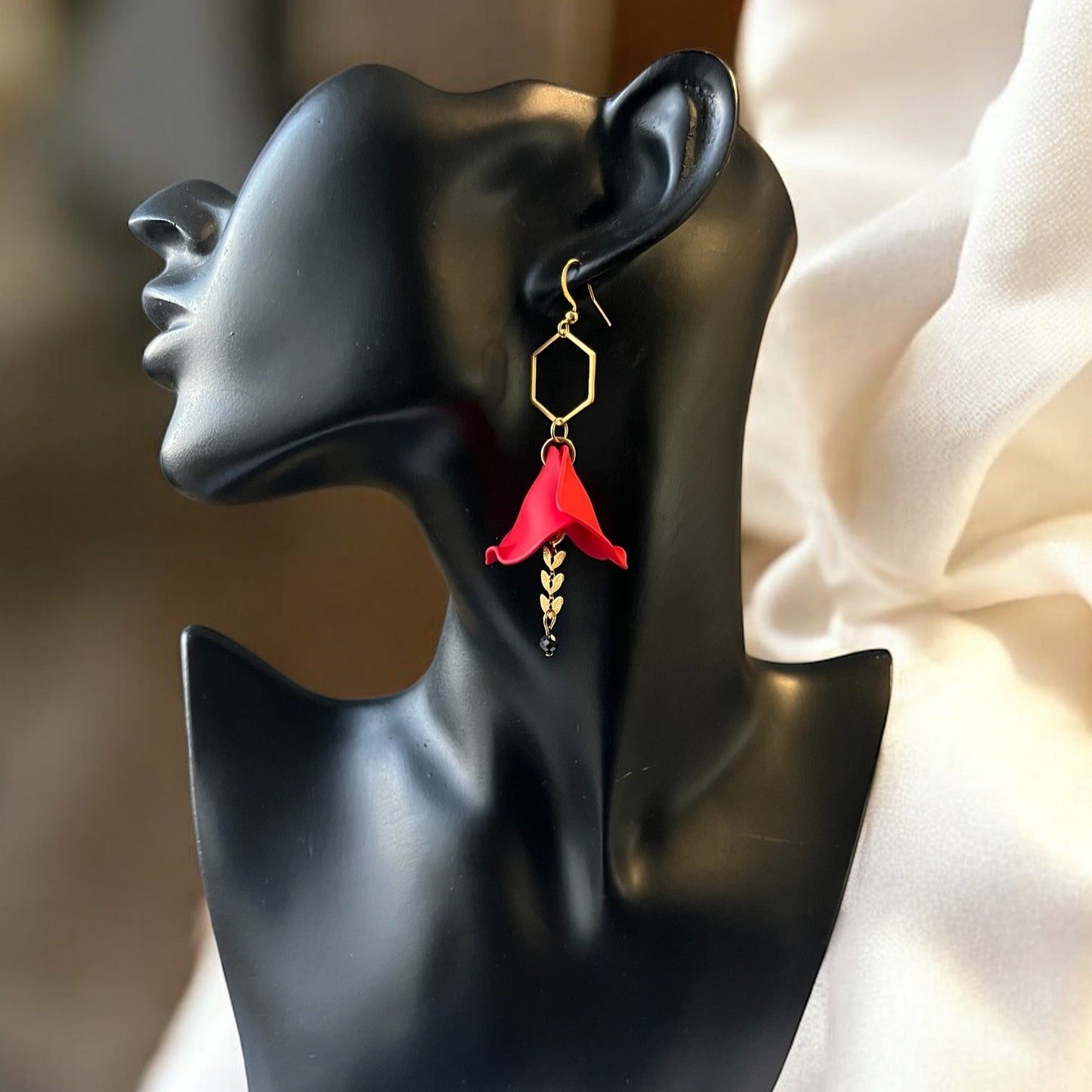 Boucles d’oreilles fleurs rouges & tourmaline noire – "Protection subtile"