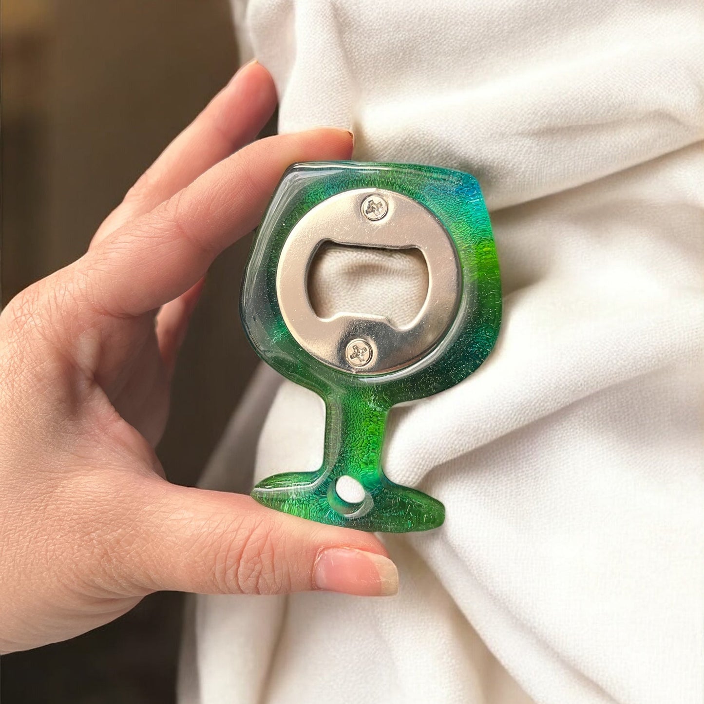 Décapsuleur Résine Forme Verre – Vert & Soupçon de Bleu