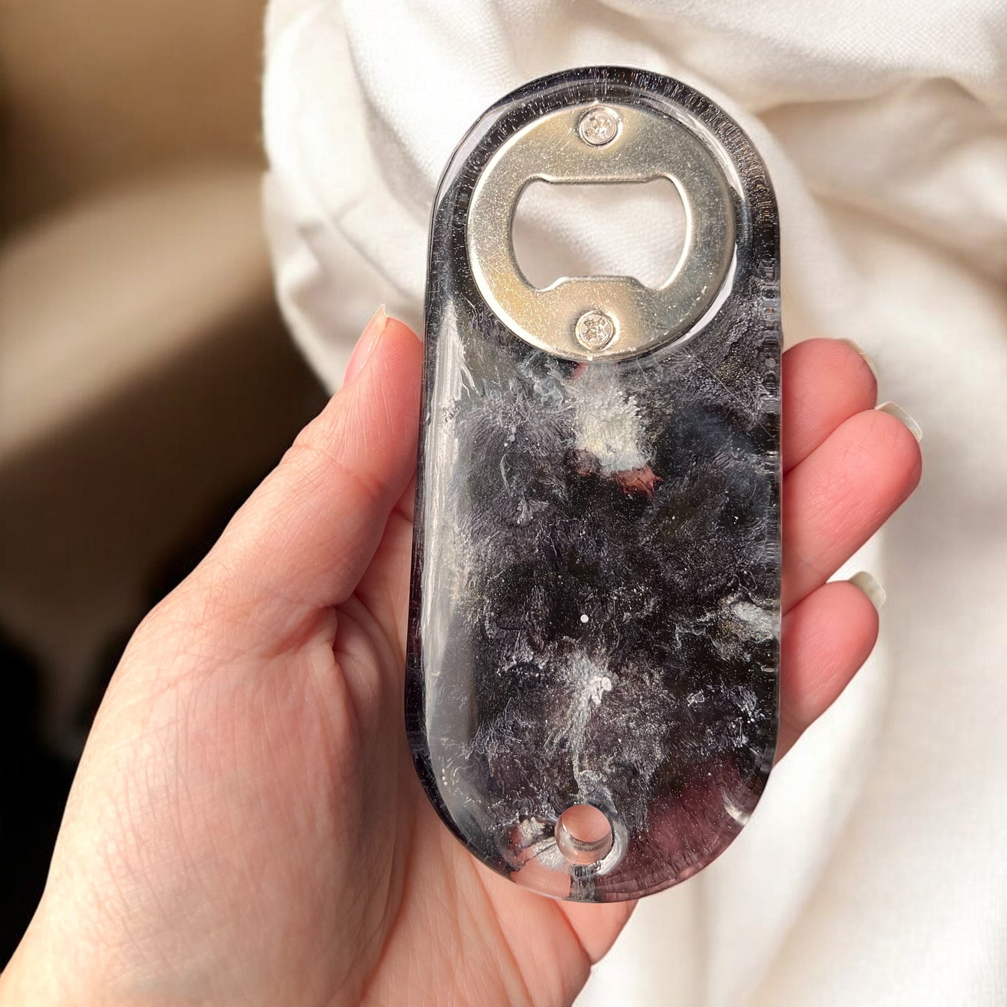 Décapsuleur en Résine Époxy – Effet Encre Noir & Blanc