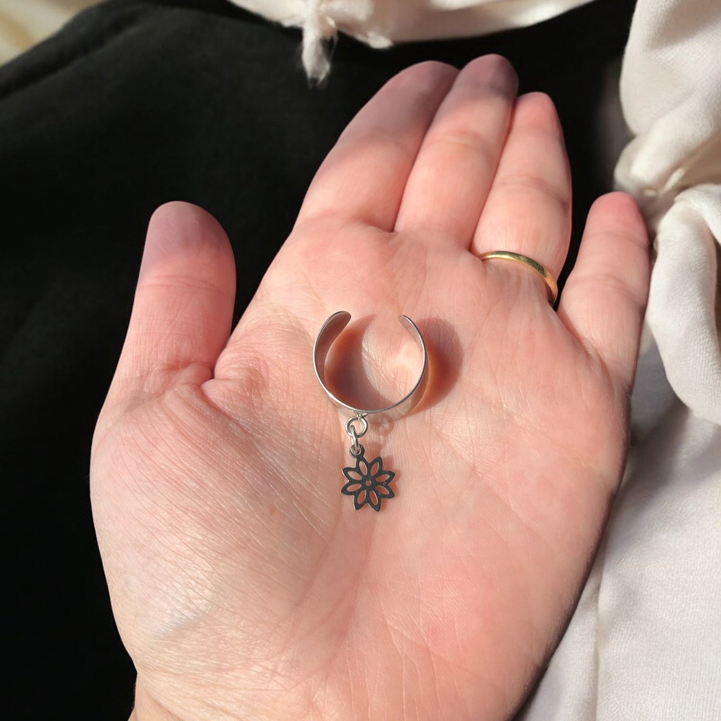 Bague fleur en acier inox argenté – Douceur intemporelle