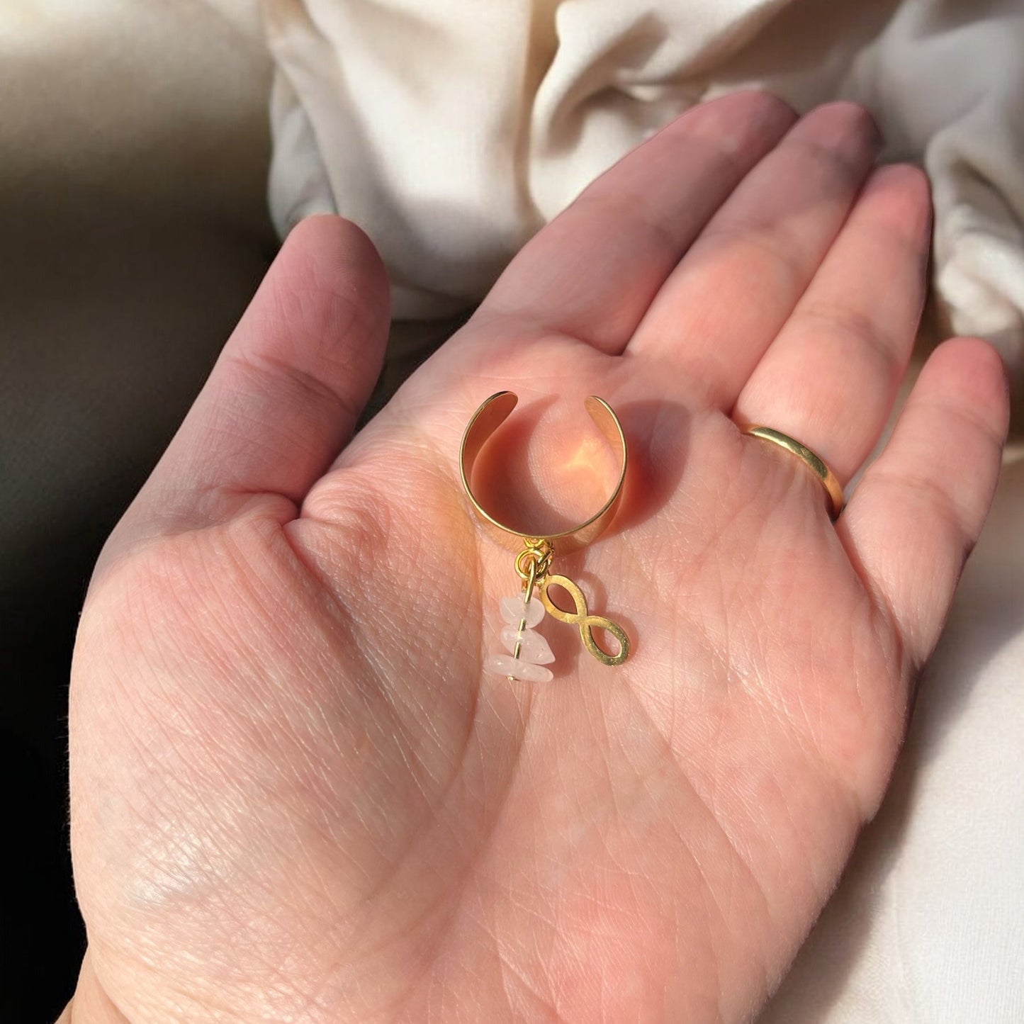 Bague « Infini d’Amour » – Acier inox doré & quartz rose