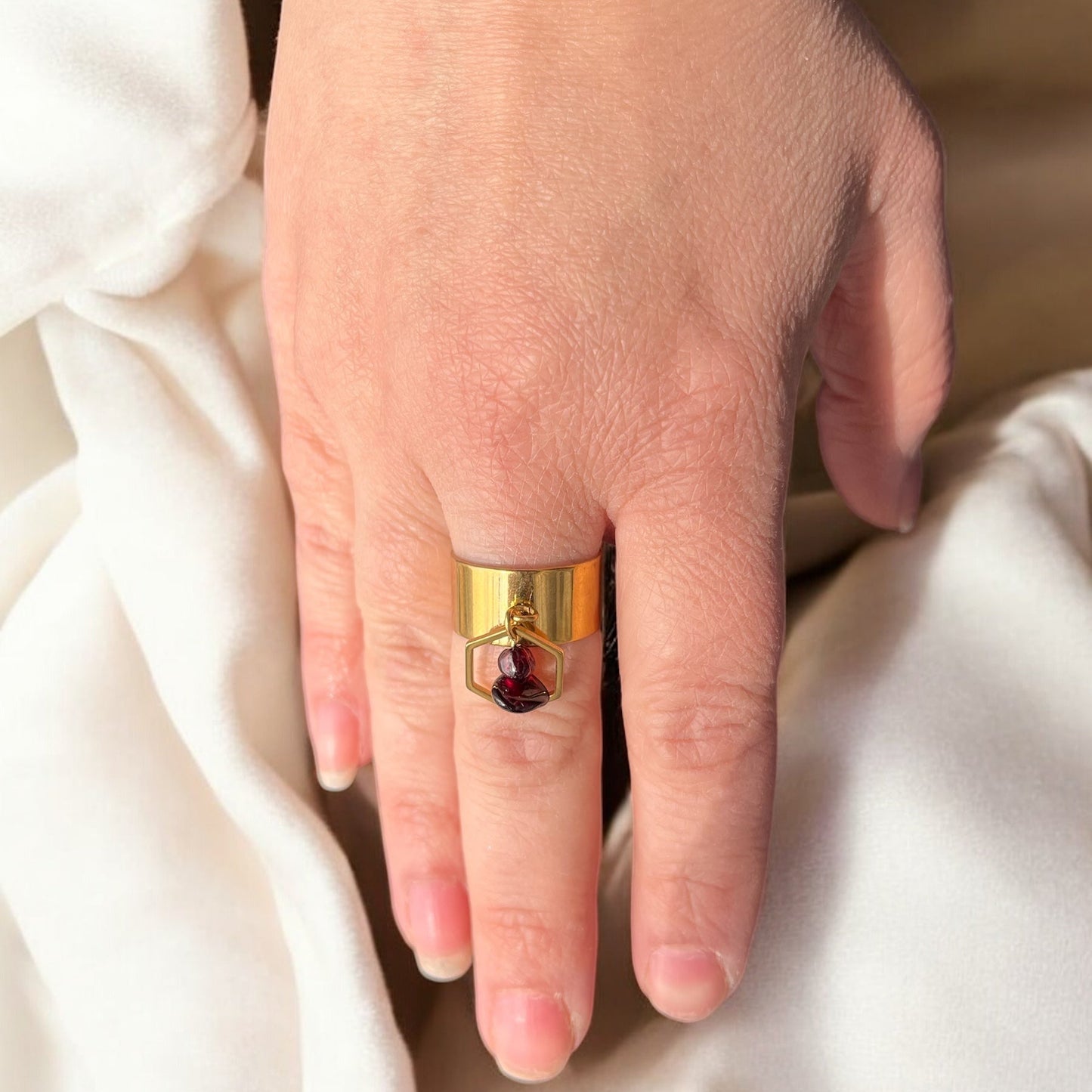 Bague Ajustable Grenat Élégance Hexagonale