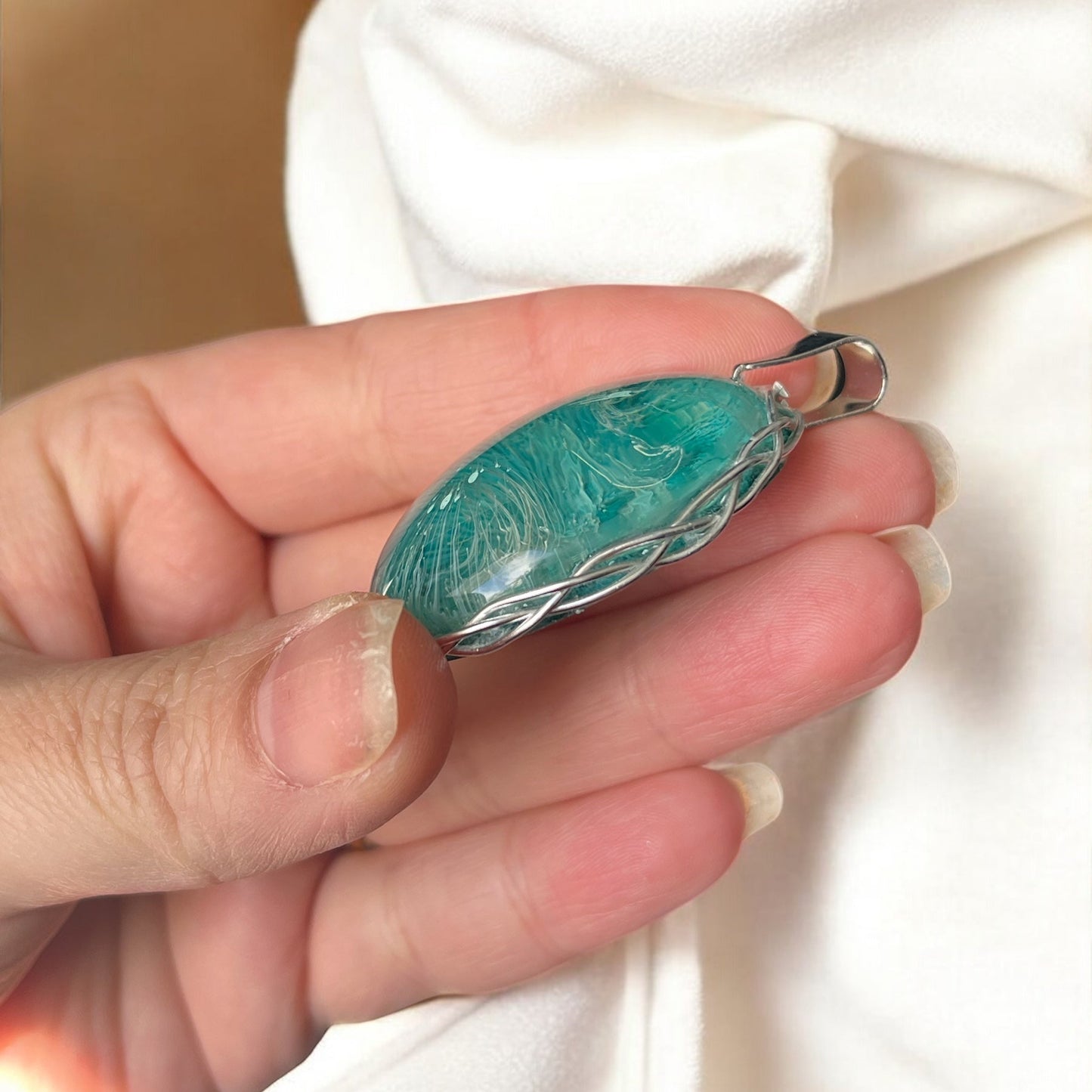 đ Ăclat BorĂ©al â Pendentif ciel glacĂ© en rĂ©sine & aluminium