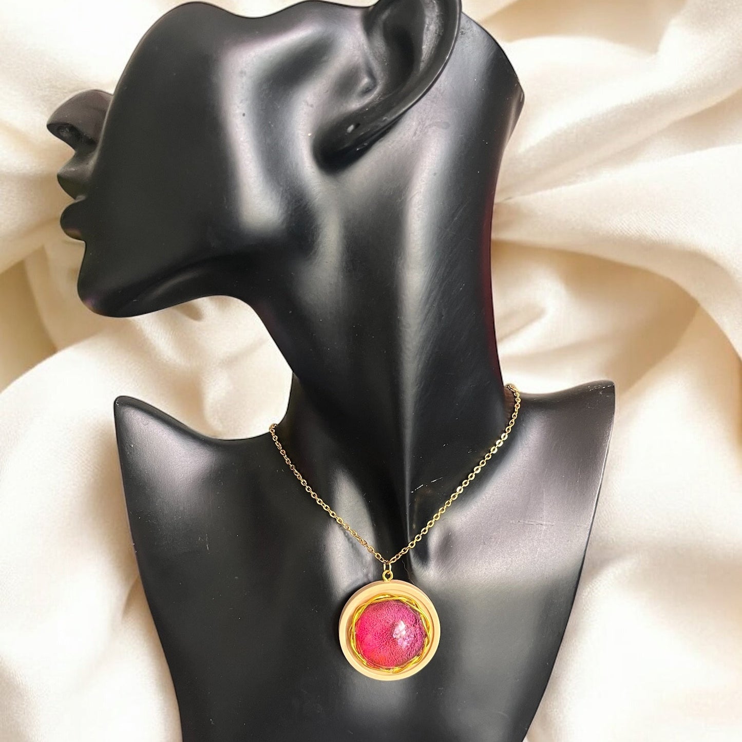 Collier doré avec pendentif en résine rose & violet