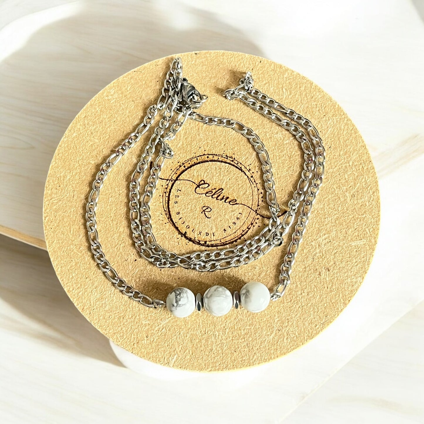 Collier en maille acier inox avec perles de howlite blanche