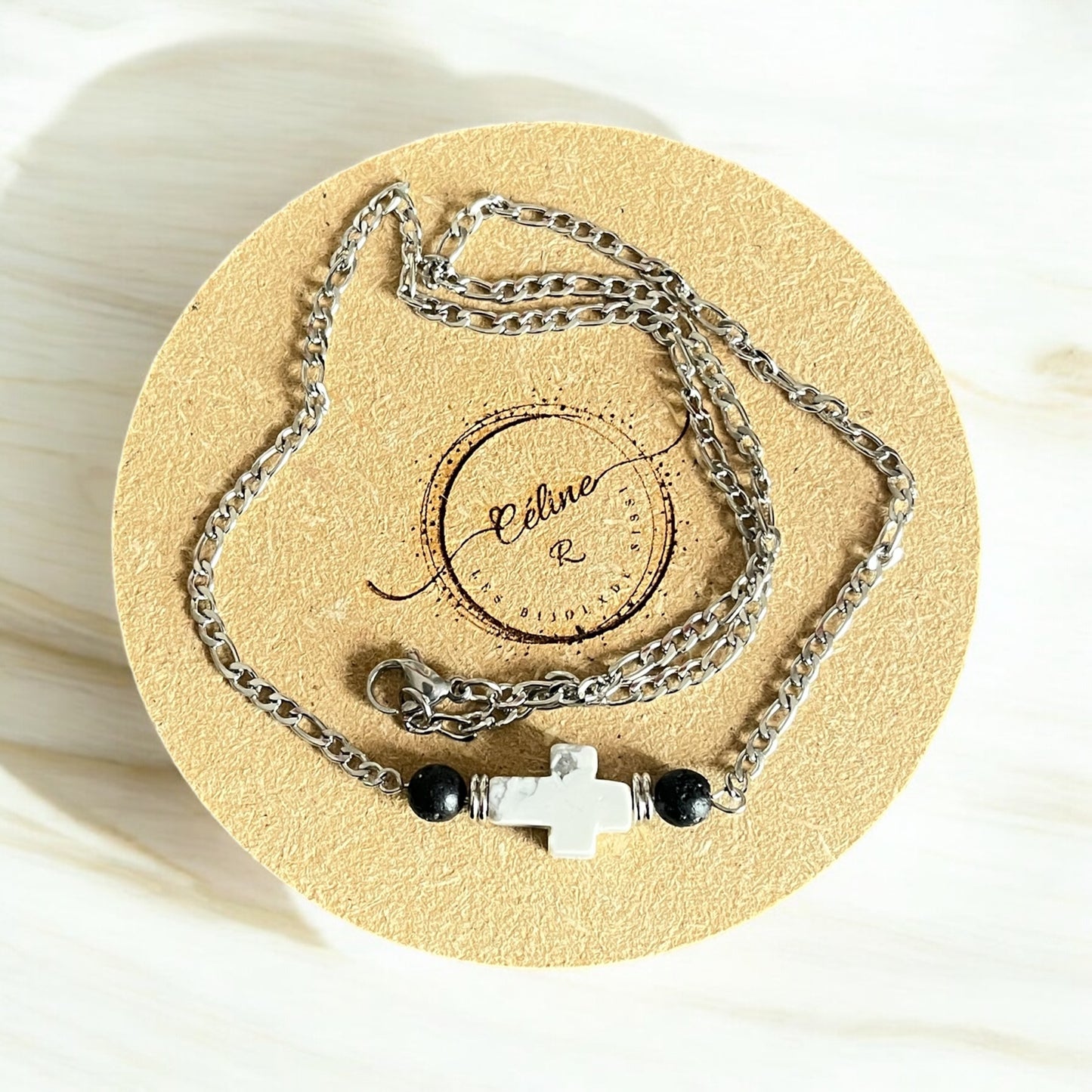 Collier– Maille Acier Inox avec Croix en Howlite et Perles de Lave Noire