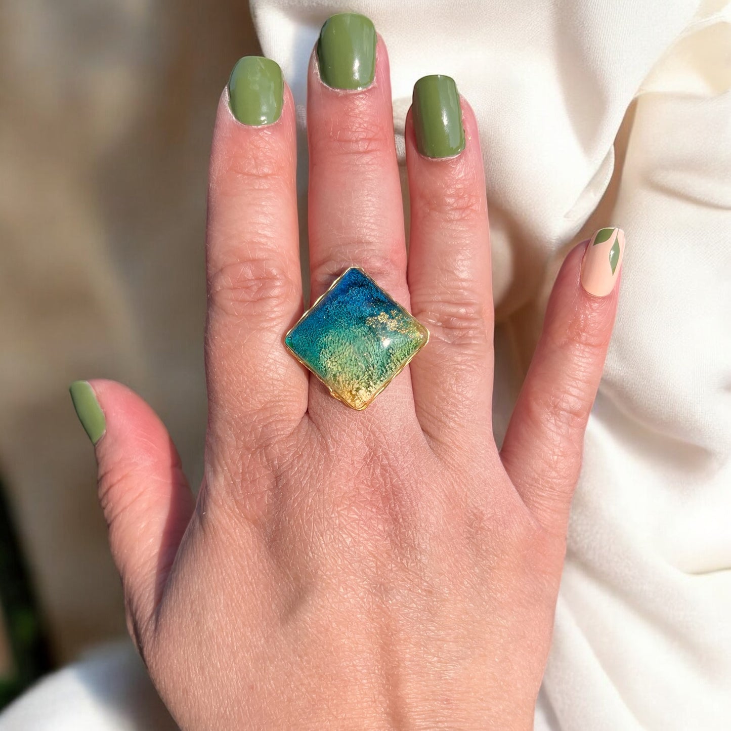 đ Bague « OcĂ©an dâĂclat » â CarrĂ©e, bleu & vert encre, fil dorĂ©