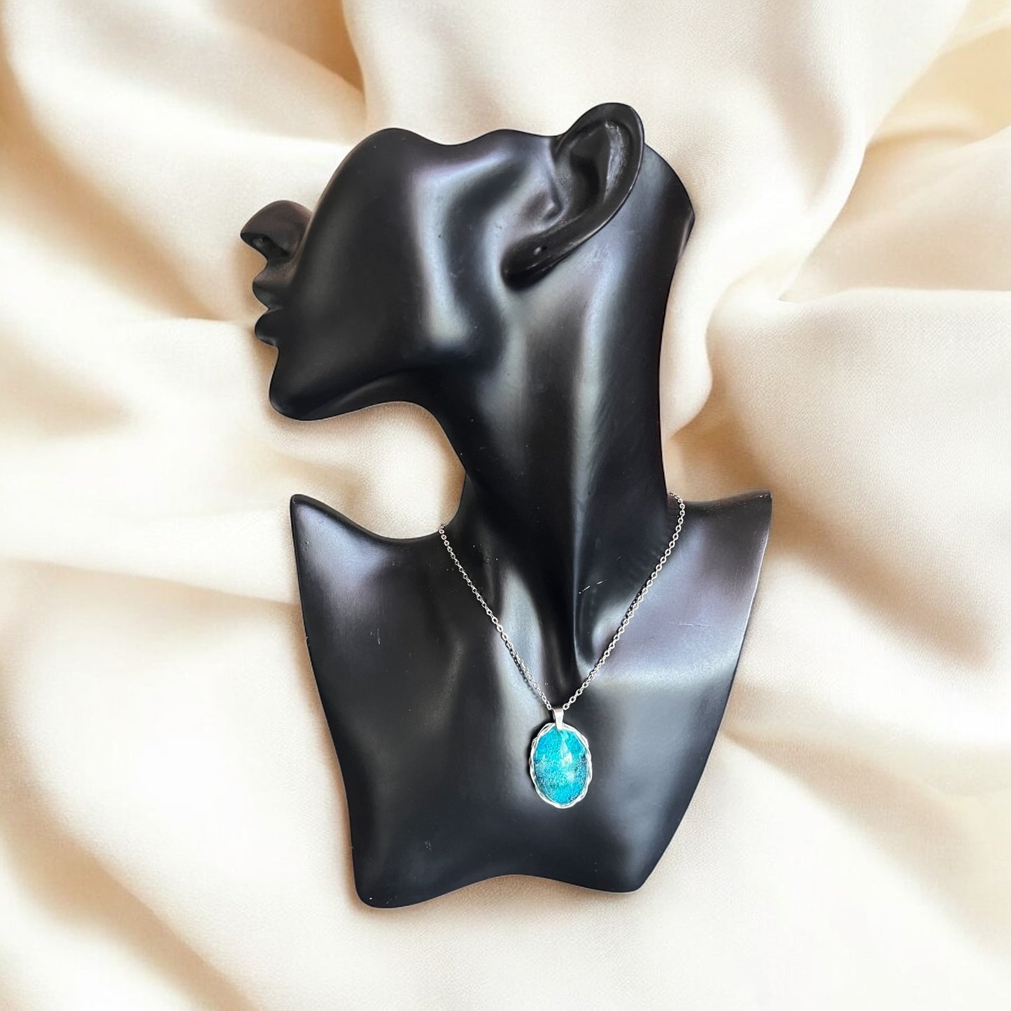 🌊 Collier « Brume Marine » – Résine effet encre & tressage argenté