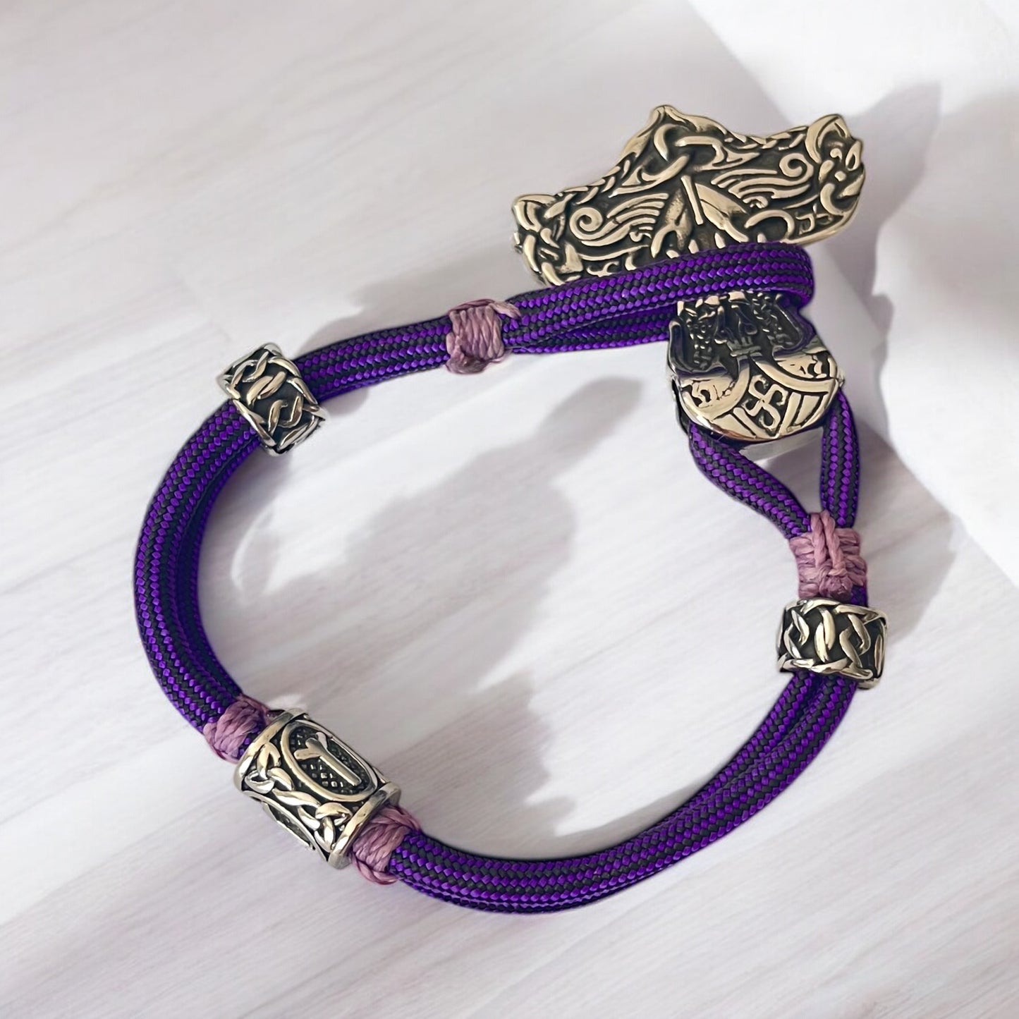 ⚔️ Pouvoir Nordique – Bracelet viking en paracorde violet