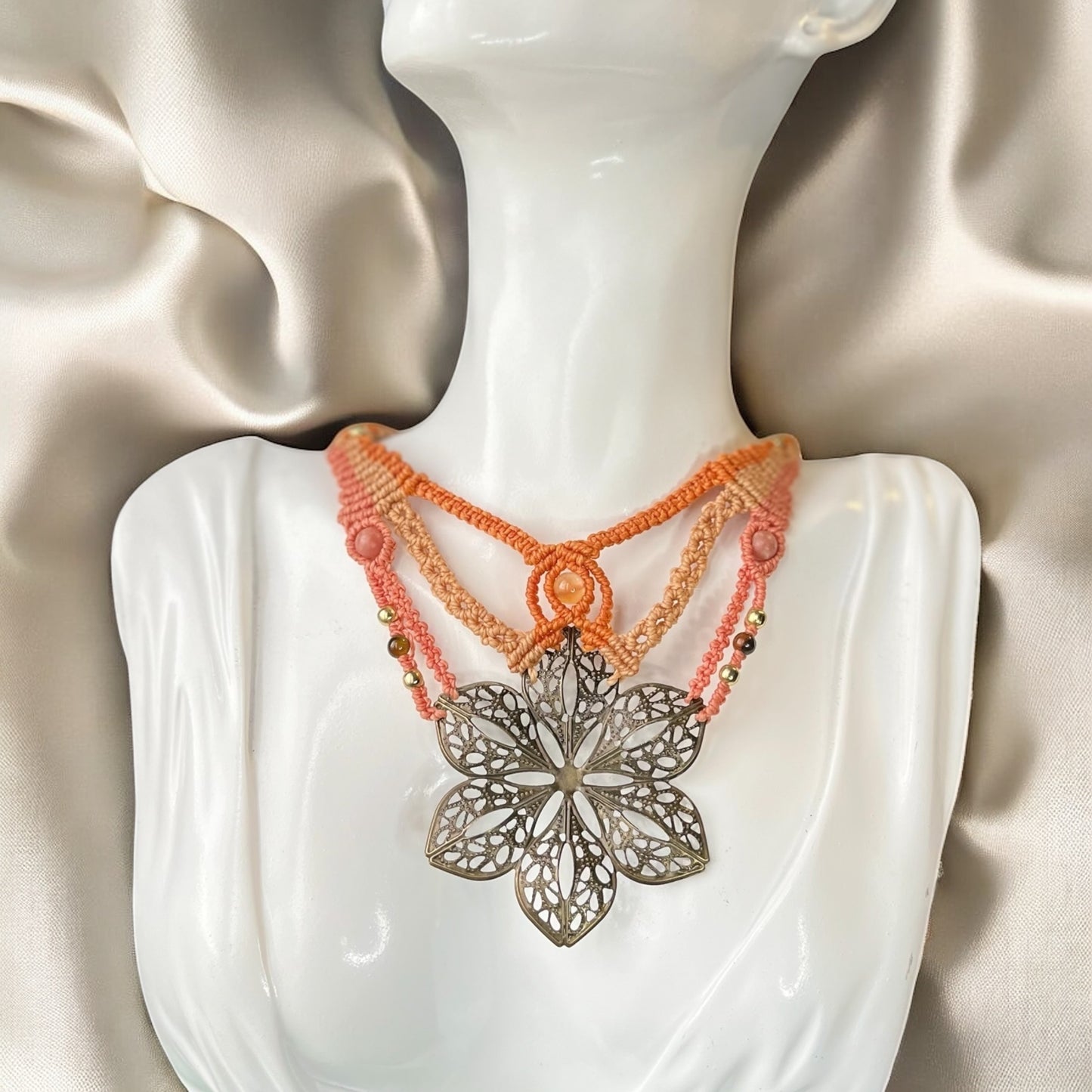 Collier Ajustable en Macramé Fleur et Perles