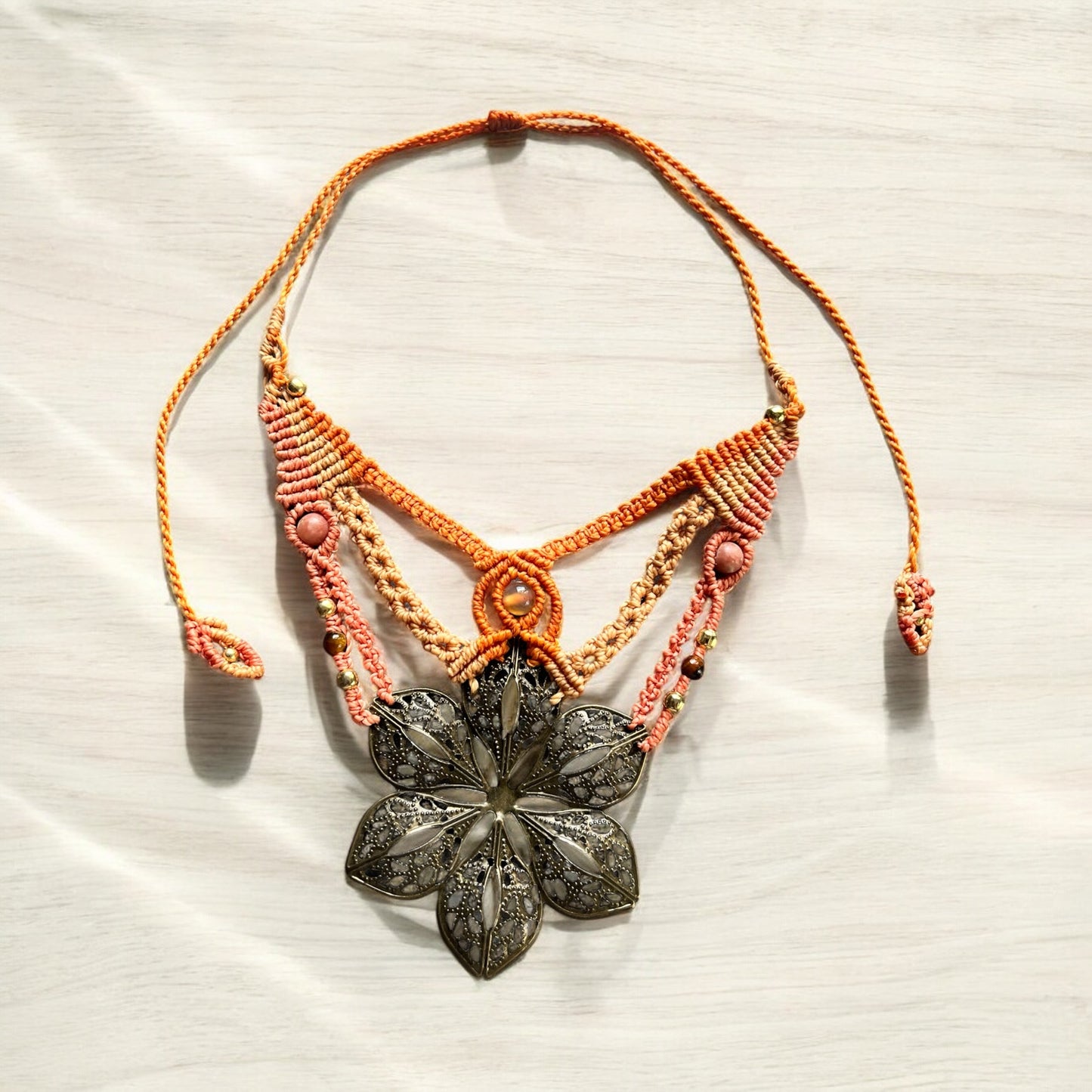 Collier Ajustable en Macramé Fleur et Perles