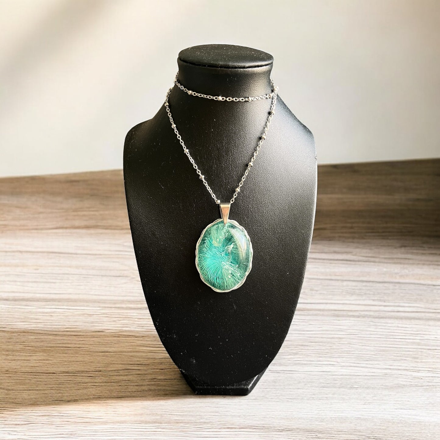 đ Ăclat BorĂ©al â Pendentif ciel glacĂ© en rĂ©sine & aluminium