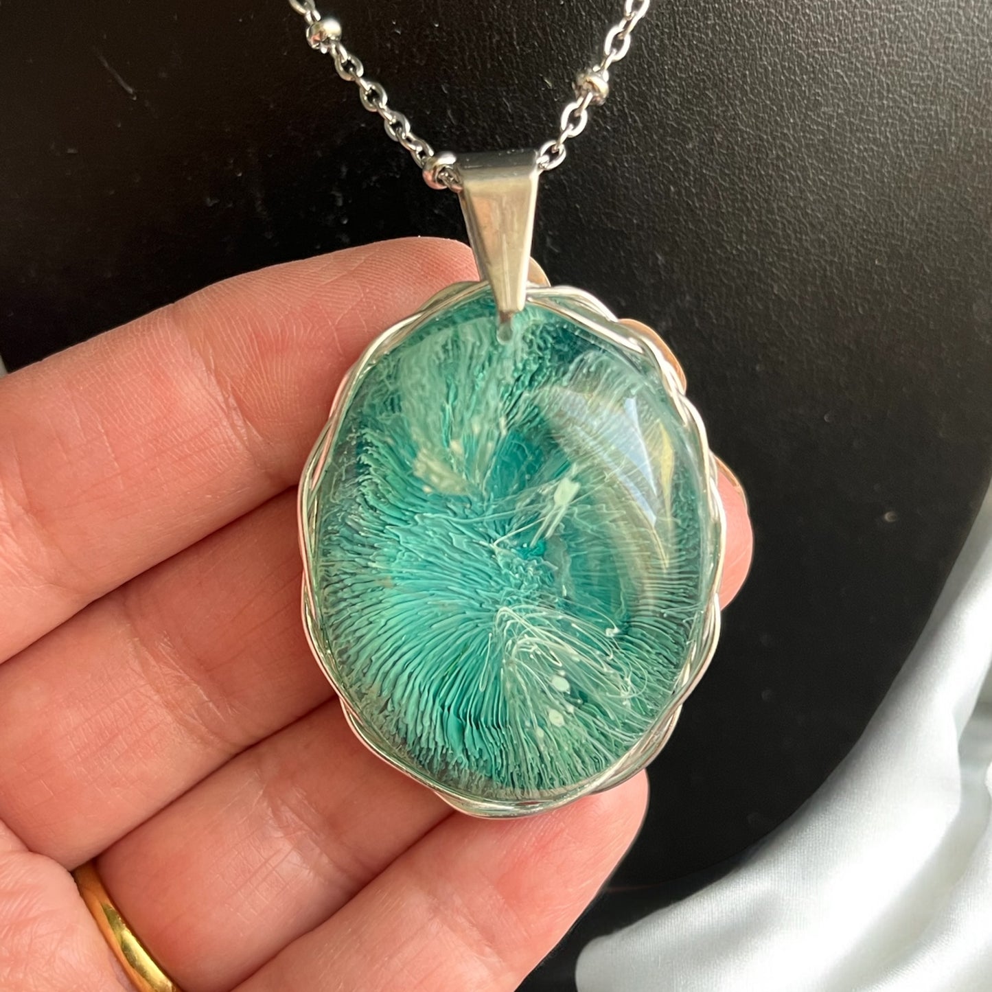 đ Ăclat BorĂ©al â Pendentif ciel glacĂ© en rĂ©sine & aluminium