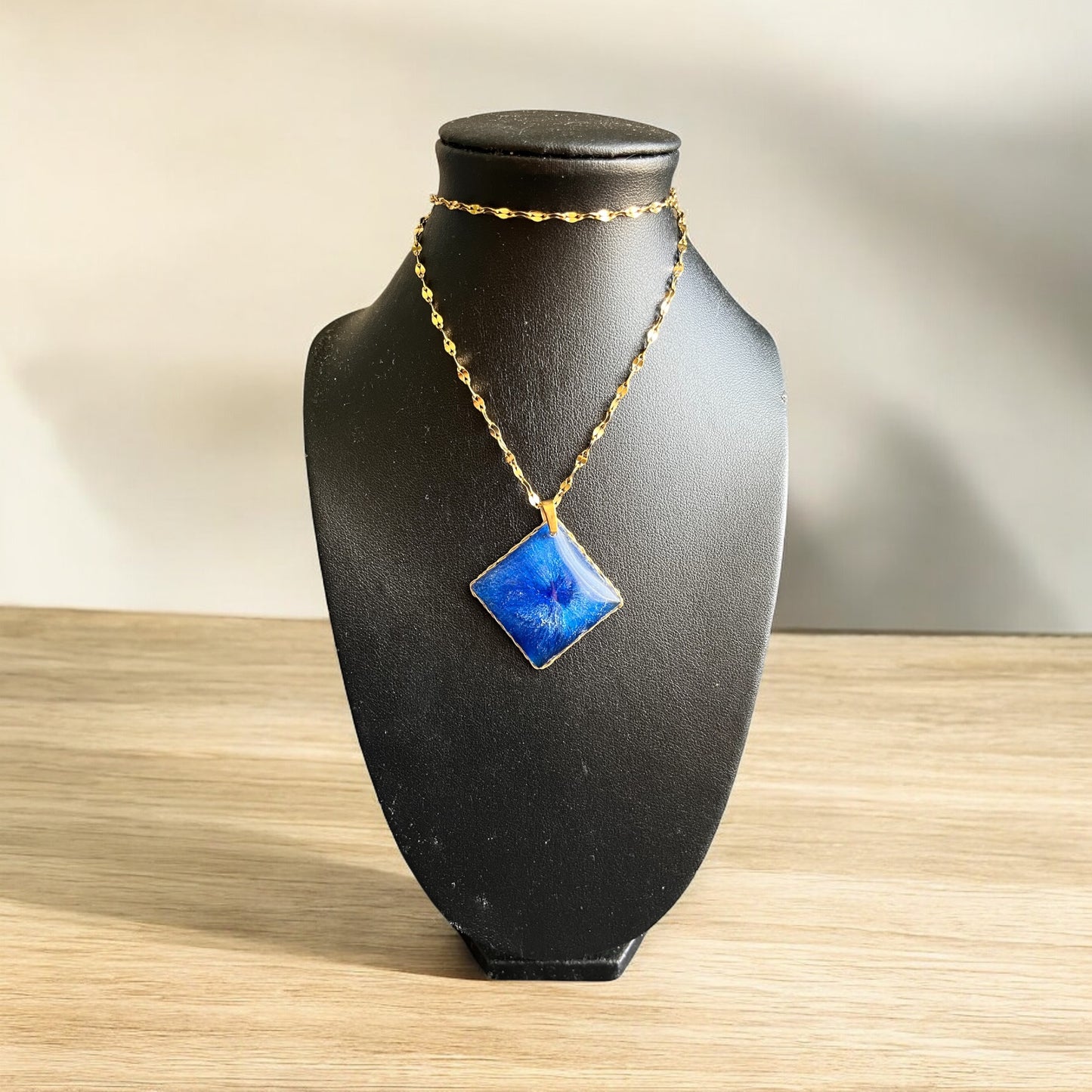💙 Sapphire Sparkle – Celestial pendant in ink-effect resin; gold braiding