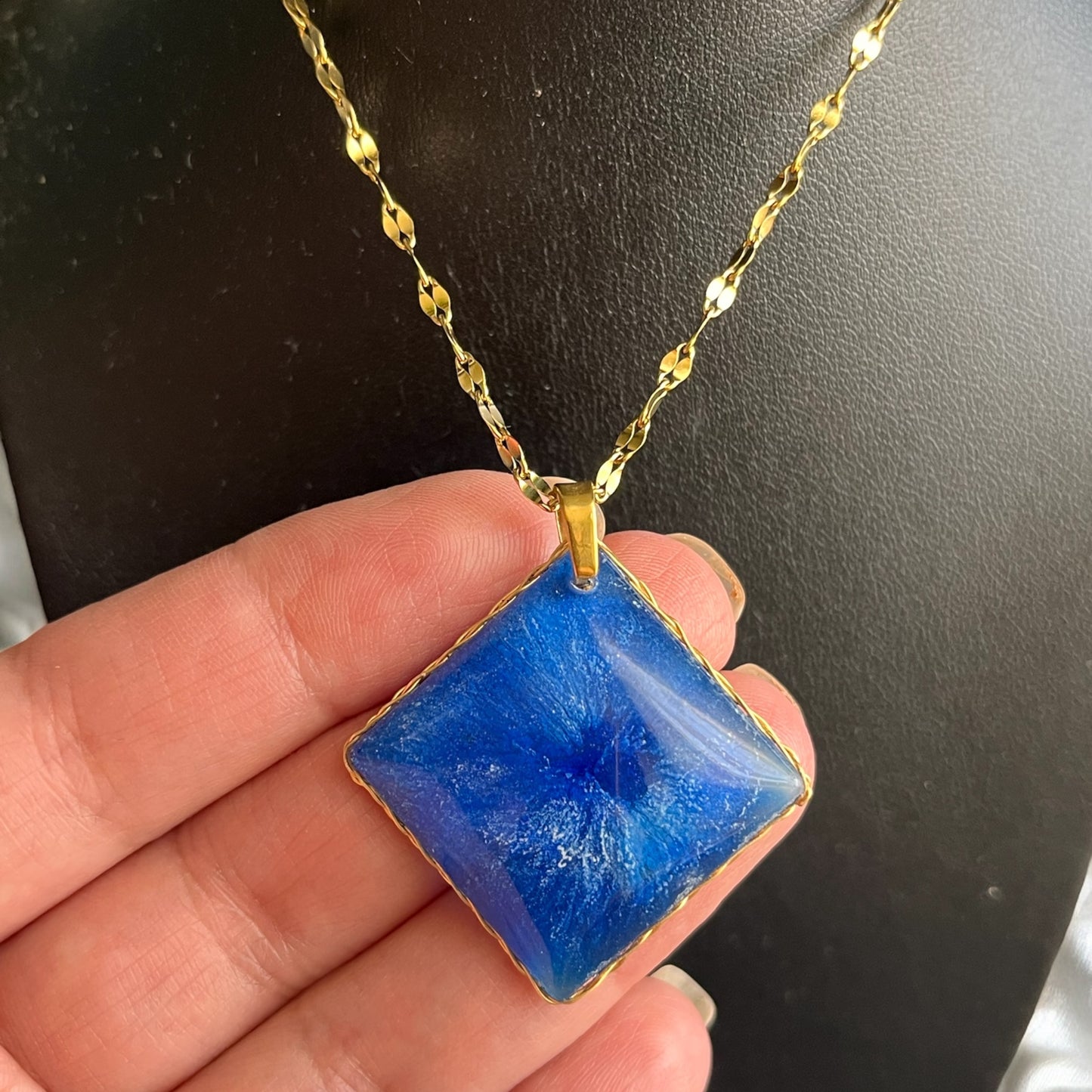 💙 Sapphire Sparkle – Celestial pendant in ink-effect resin; gold braiding
