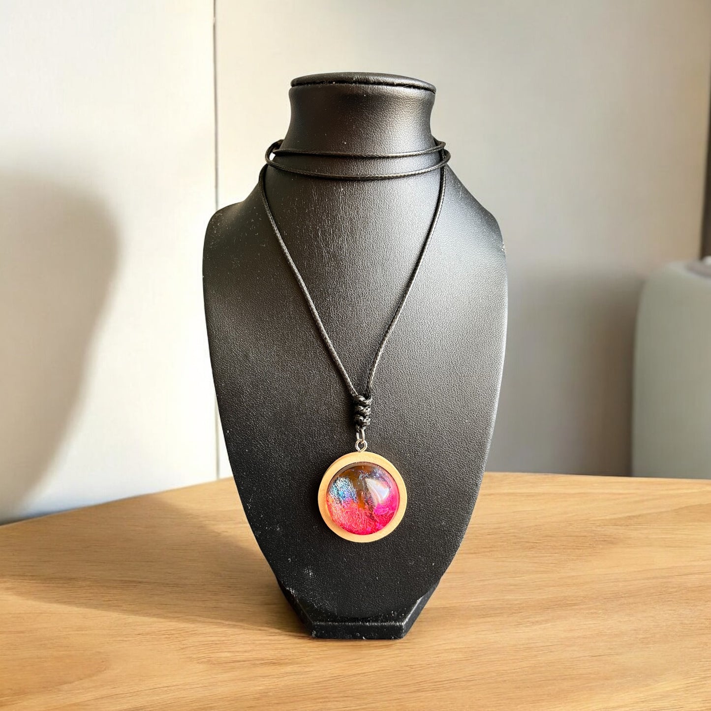 🌈 Éclat Enchanté – Pendentif féerique bois & résine