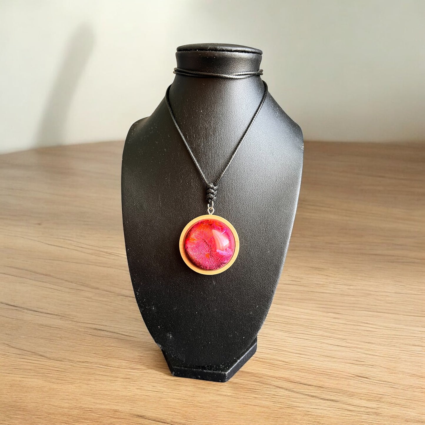 💜 Brume Poétique – Pendentif en résine effet encre sur bois vernis