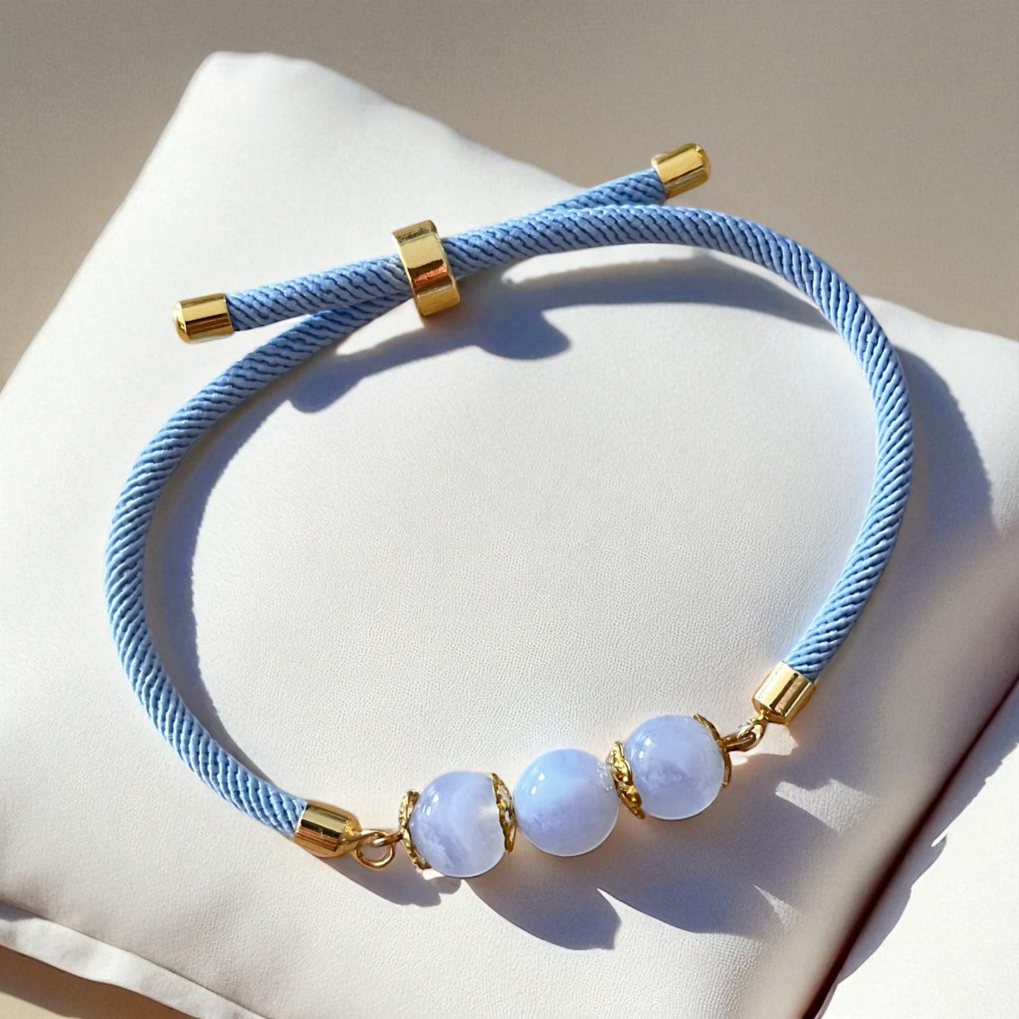 Bracelet en nylon bleu ciel et pierres de calcédoine bleue
