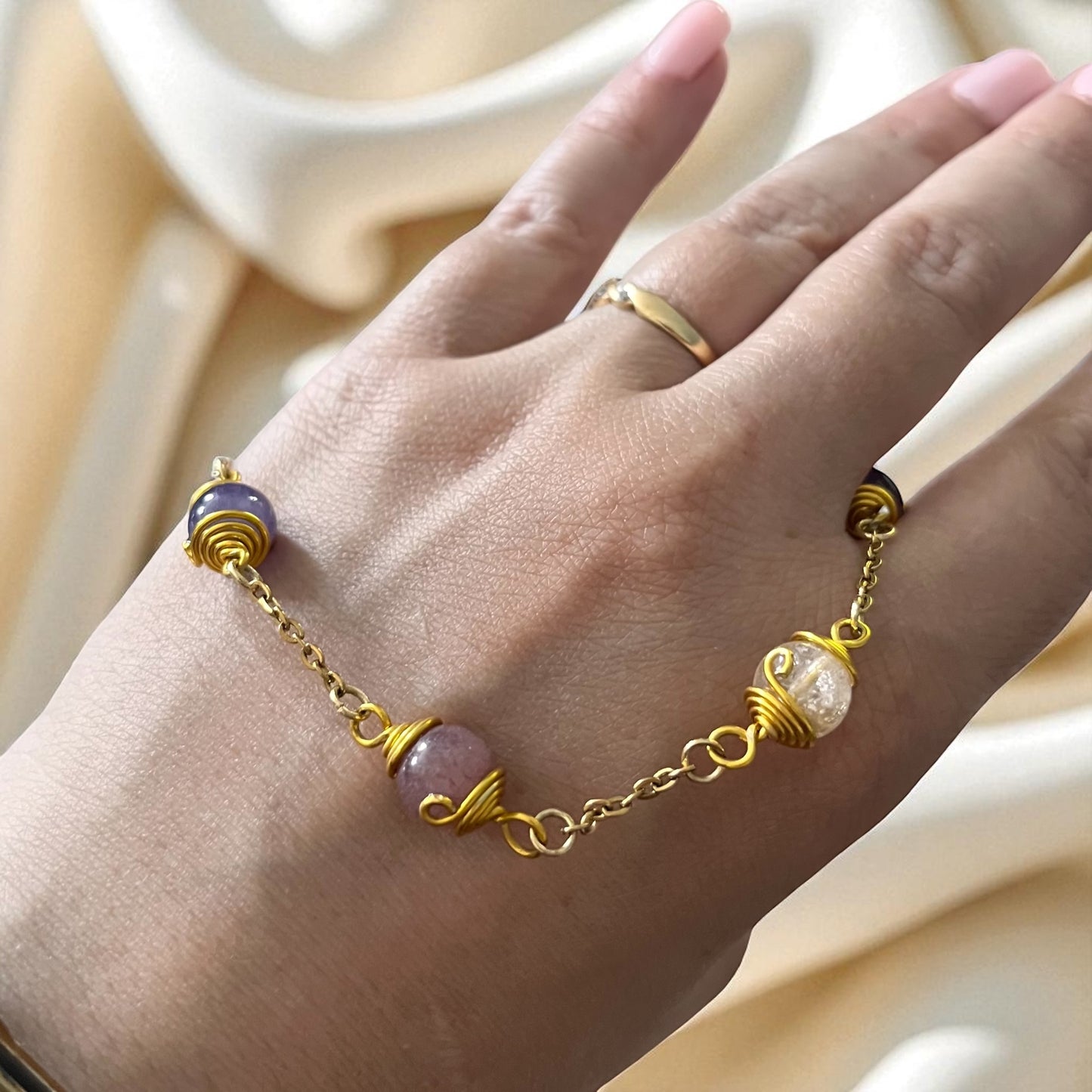 Bracelet en cacoxénite et fil doré – “Intuition dorée”