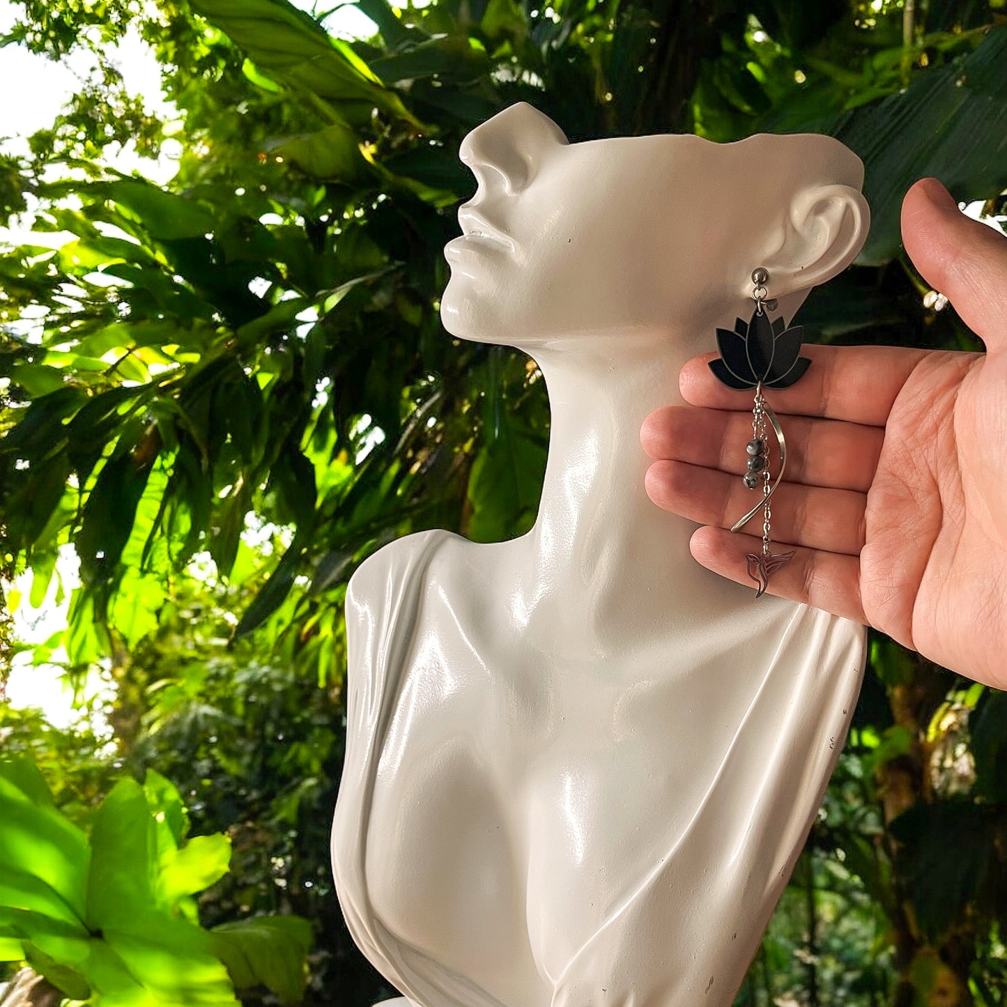 Boucles d’oreilles en acier inox argenté, fleur de lotus noire et larvikite – "Force discrète"