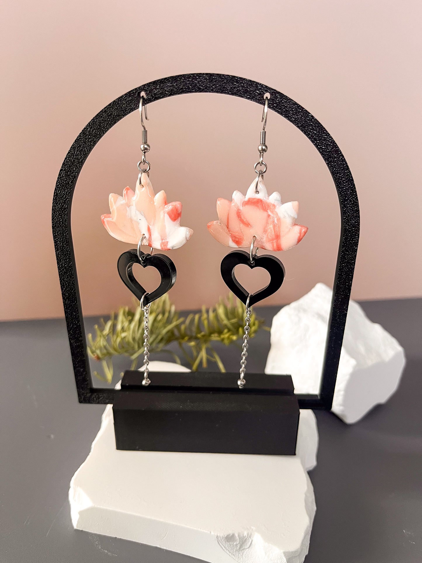 Cœur confiant – Boucles d’oreilles pendantes fleur et cœur noir golf filled 14k et argent 925
