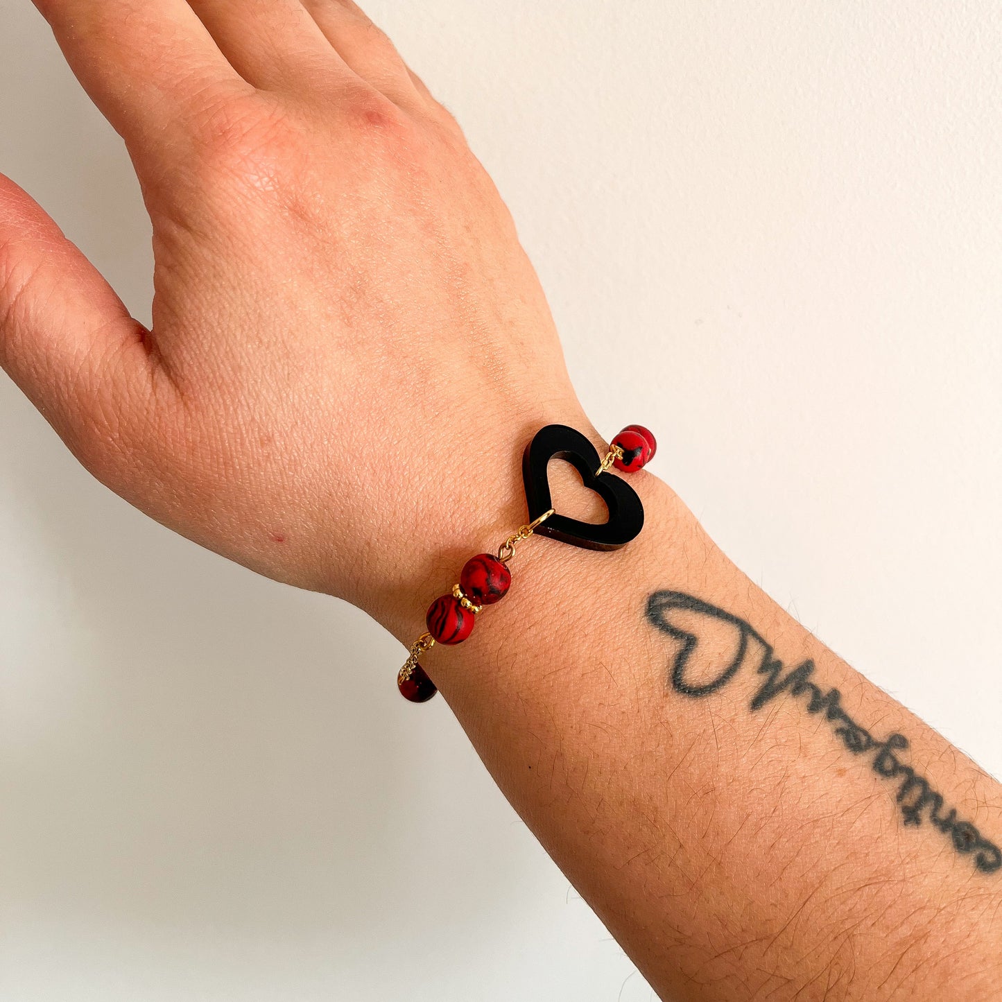 Bracelet fait main en acier inoxydable, perles marbrées rouge et noir avec cœur noir en acrylique