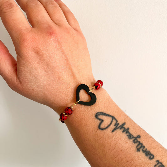 Bracelet fait main en acier inoxydable avec perles marbrées rouge et noir et cœur noir