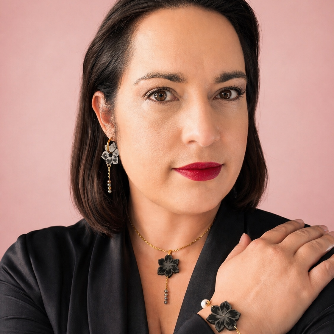 Collier fleur noire en acrylique et acier inoxydable-perles vertes - Douce présence