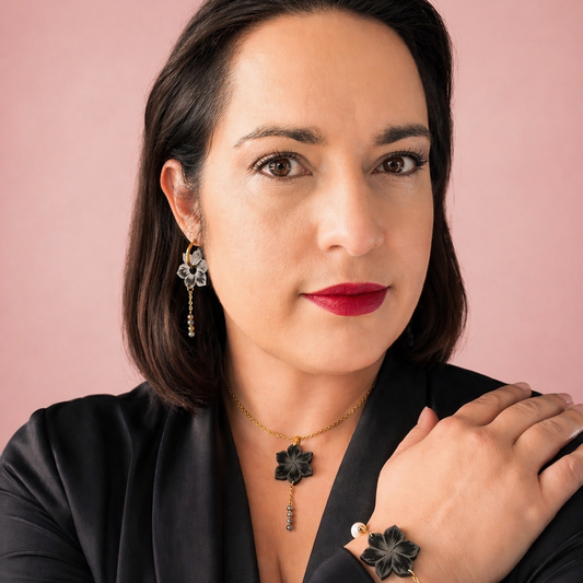 Collier fleur noire en acrylique et acier inoxydable-perles vertes - Douce présence