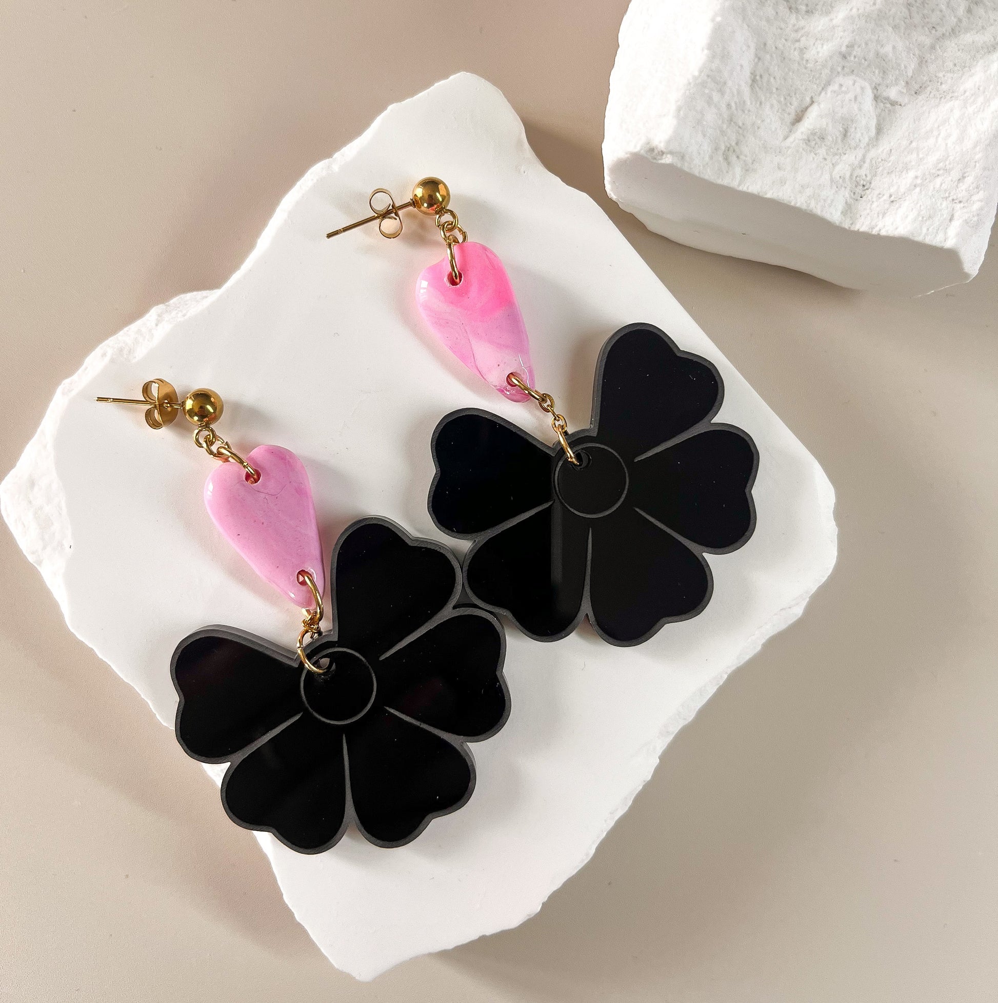 Boucles d’oreilles fleur noire et pétale rose Éclat de pétale
